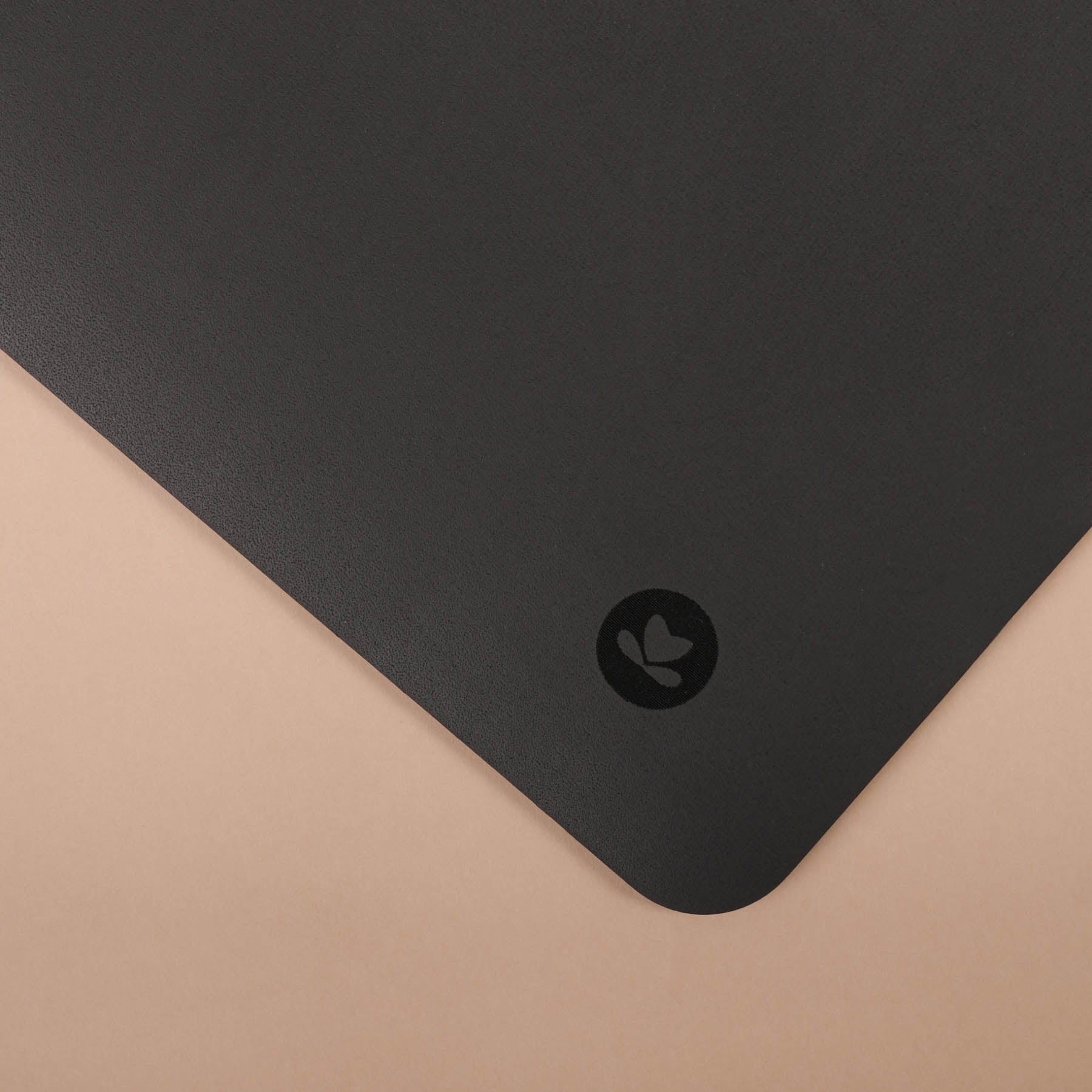 Yogammatte SuperGrip sehr rutschfest aus nachhaltigem Naturkautschuck in der Farbe schwarz