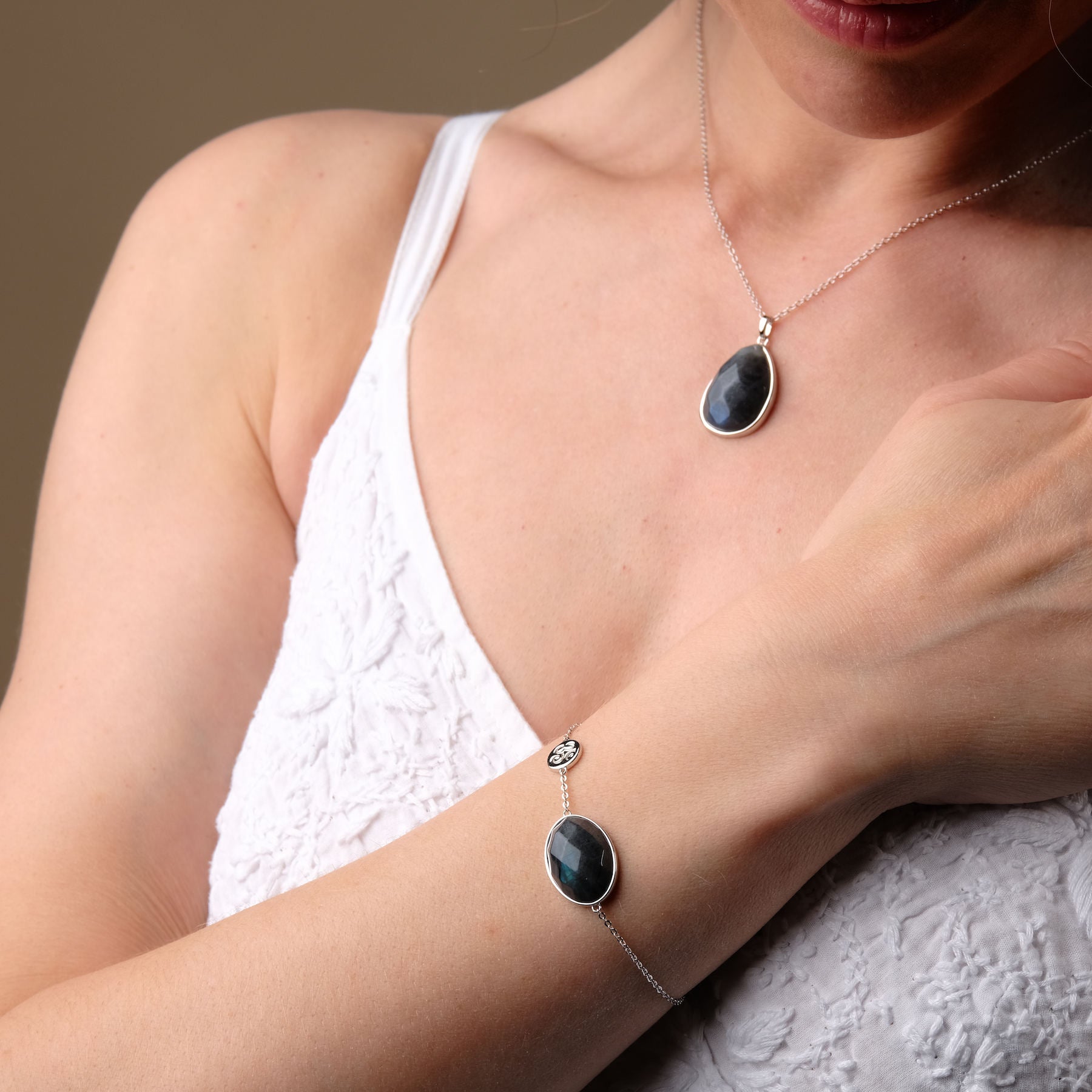 Armkette mit Labradorit silber mit OM Symbol