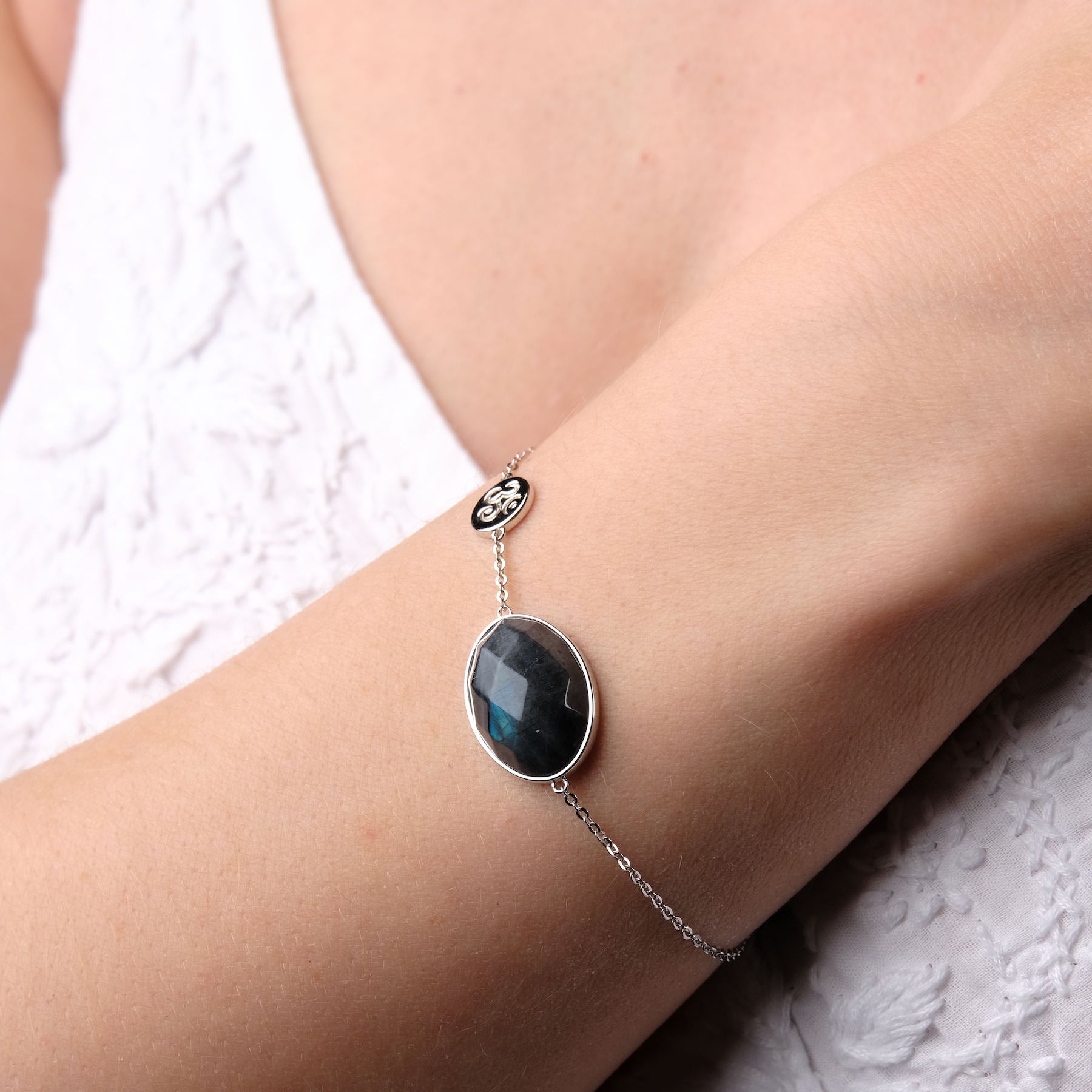 Armkette mit Labradorit silber mit OM Symbol