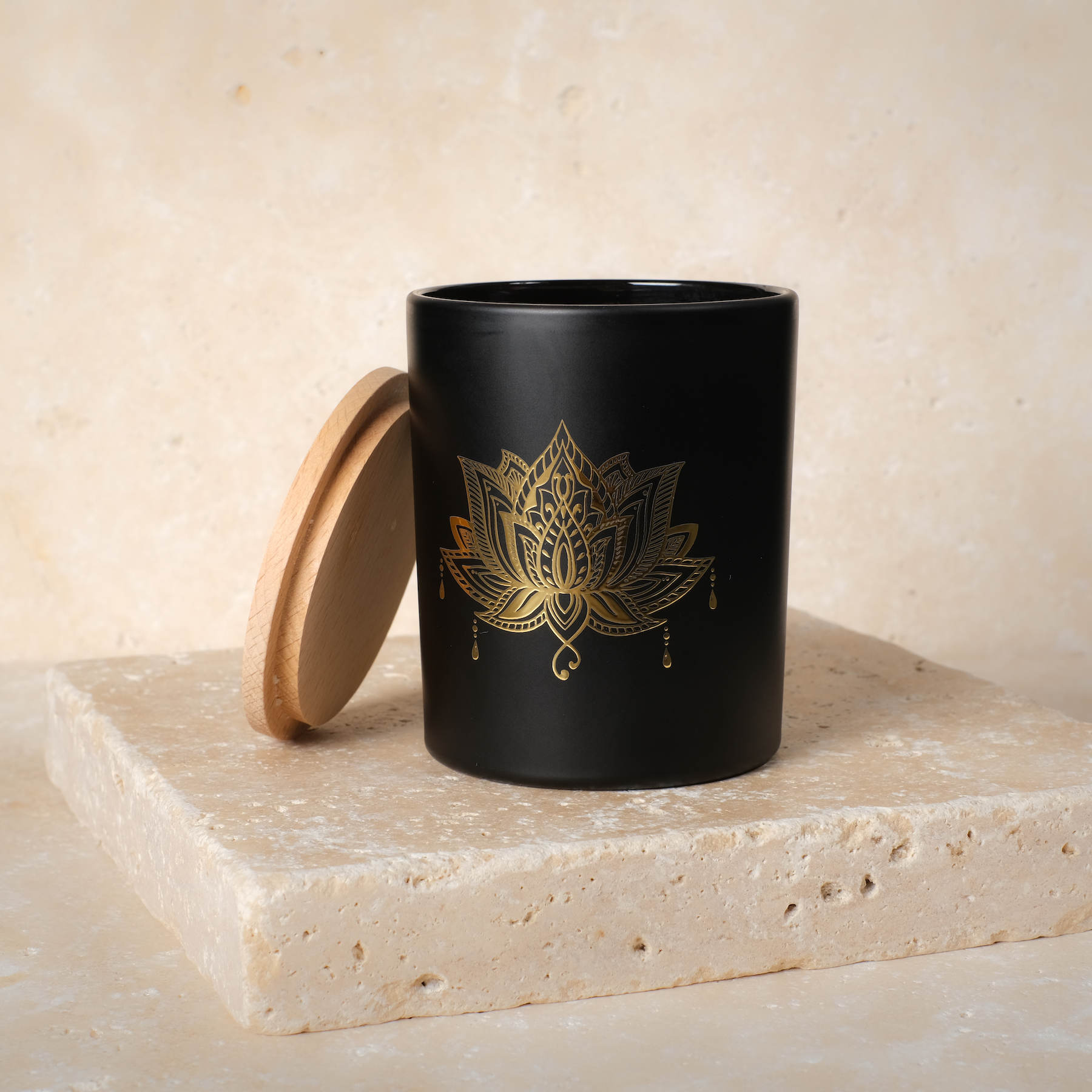 Duftkerze im schwarzen Glas mit Edelsteinen