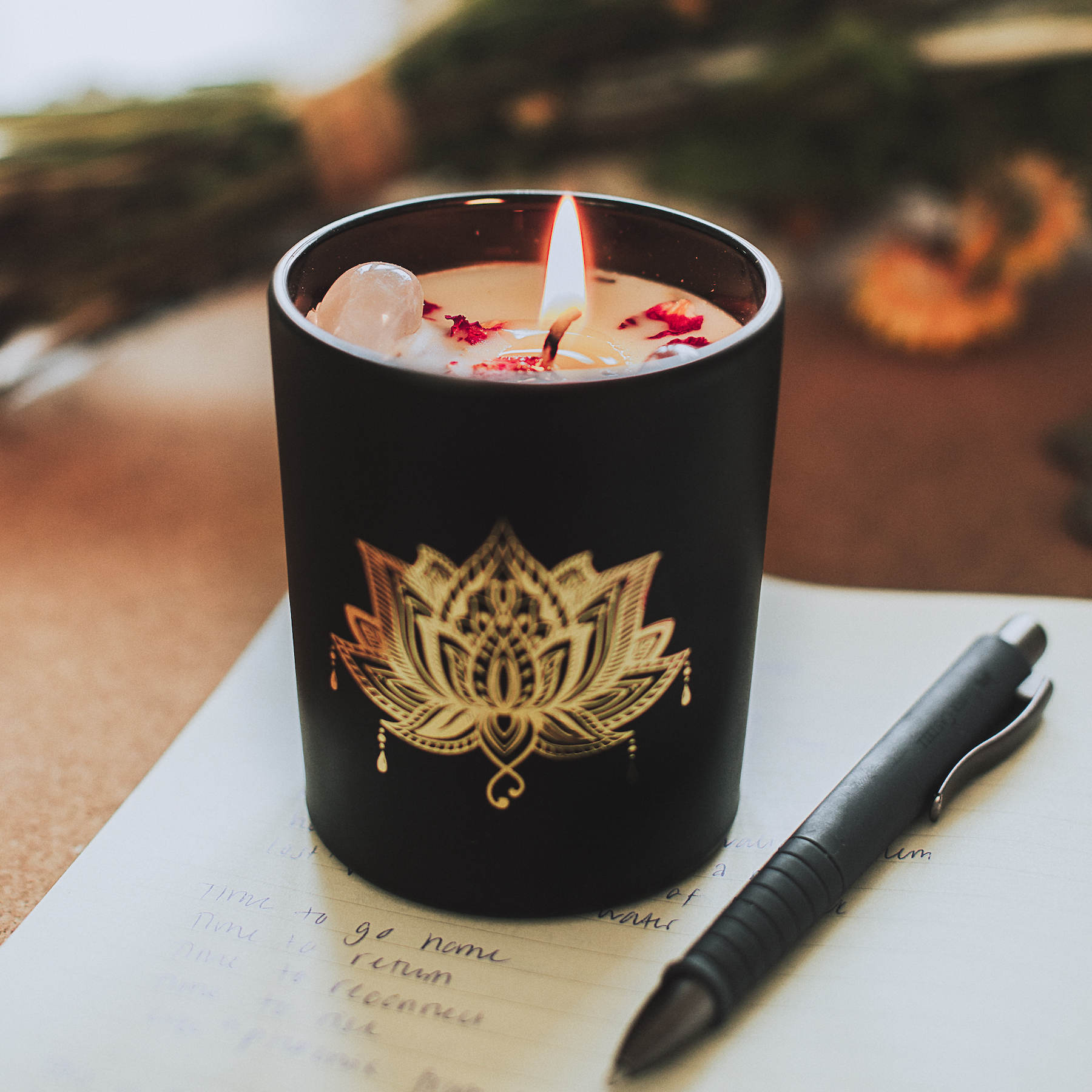 Duftkerze im schwarzen Glas mit Edelsteinen