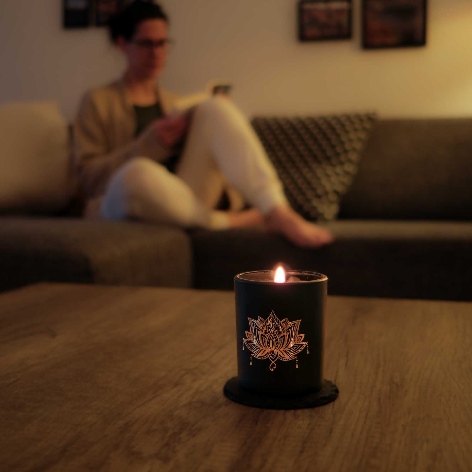 Duftkerze im schwarzen Glas mit Edelsteinen