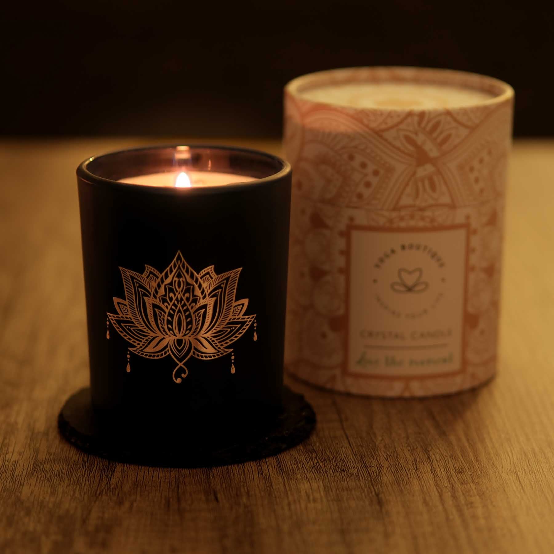 Duftkerze im schwarzen Glas mit Edelsteinen