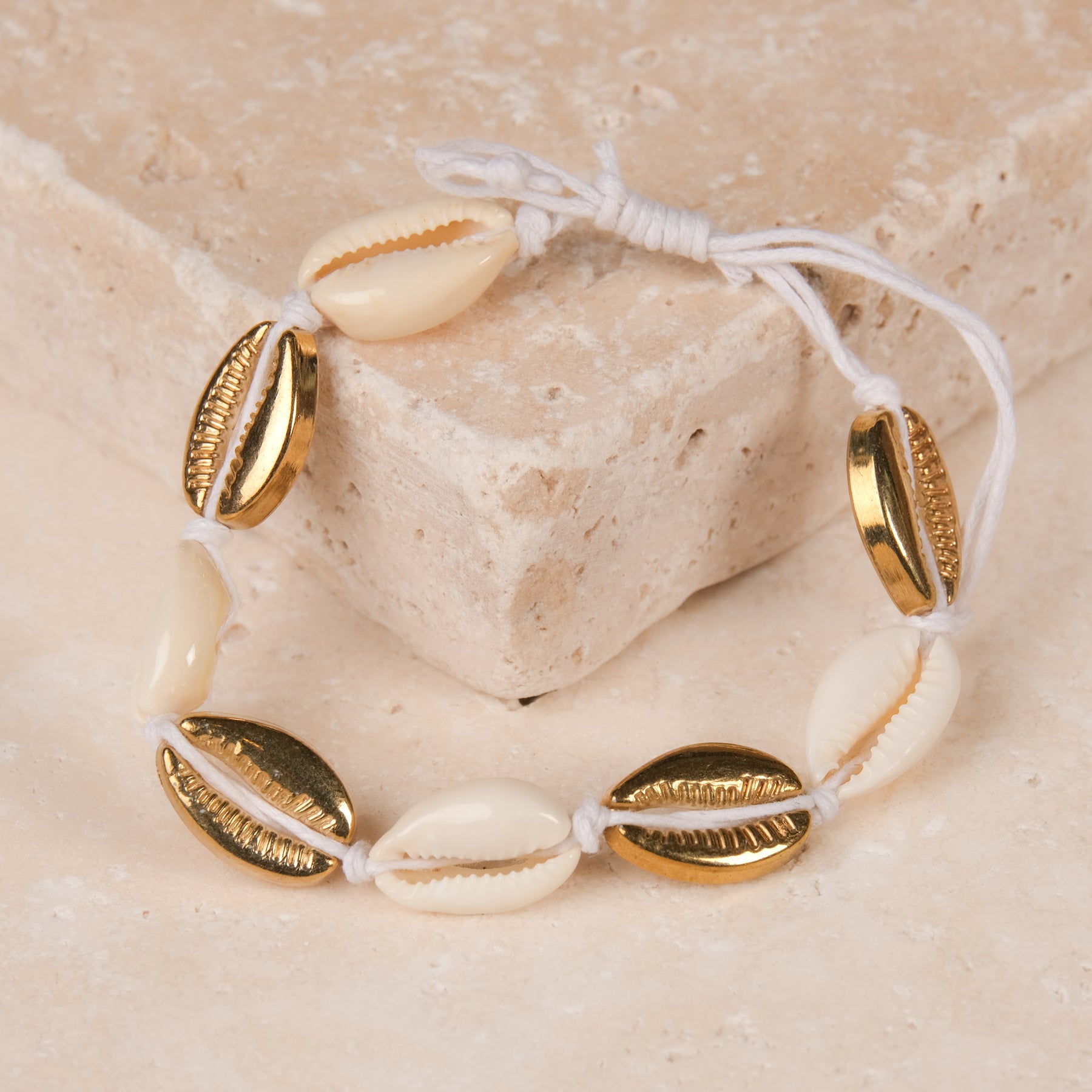 Armband aus Kauri Muscheln