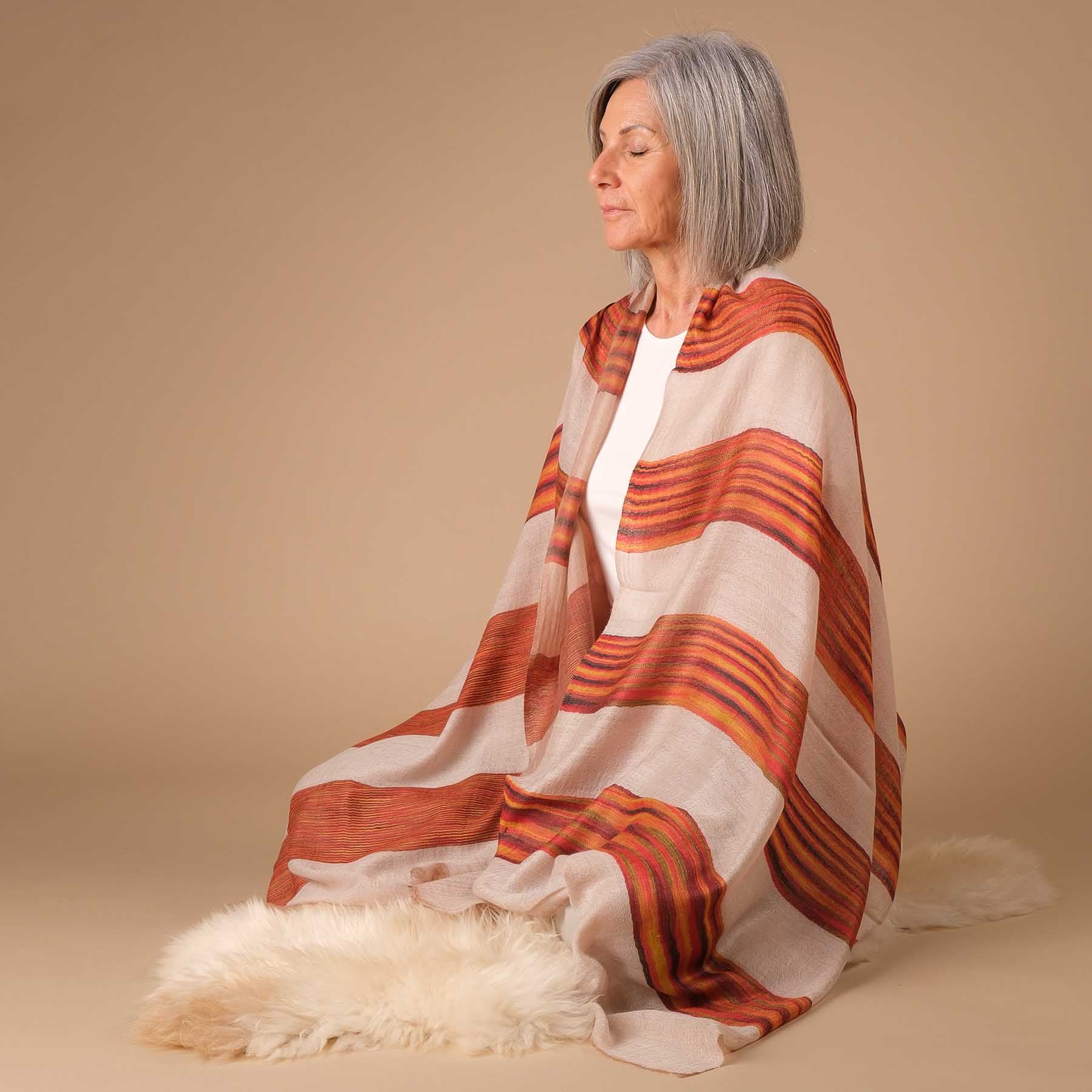 Meditationstuch Schal Feinwolle Ethno red