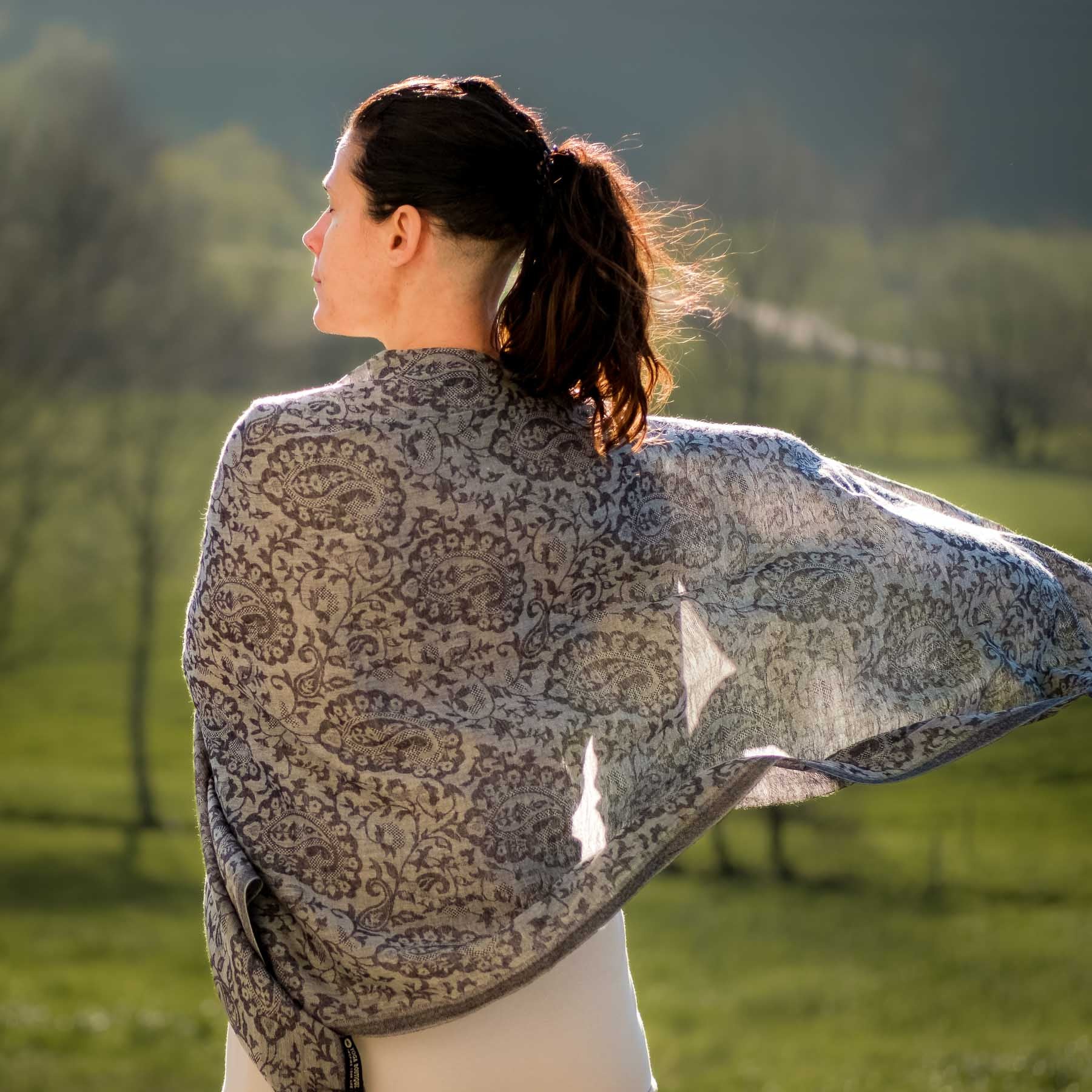 Meditationstuch Schal Feinwolle Saraswati anthrazit