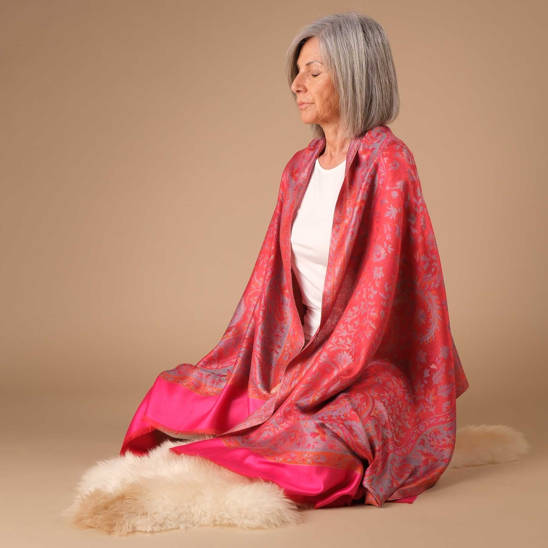 Meditationstuch Schal Mars in rot mit Paisley und Blumen Muster