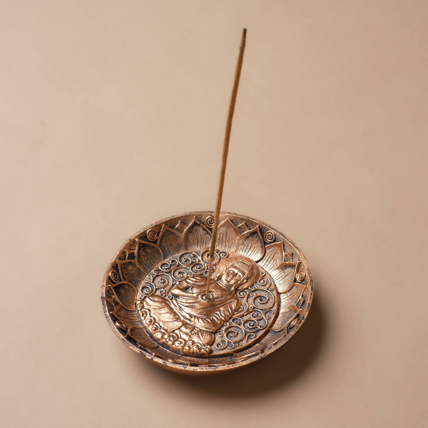 Runder Buddha Räucherstäbchenhalter mit Lotus Symbol bronze farbig