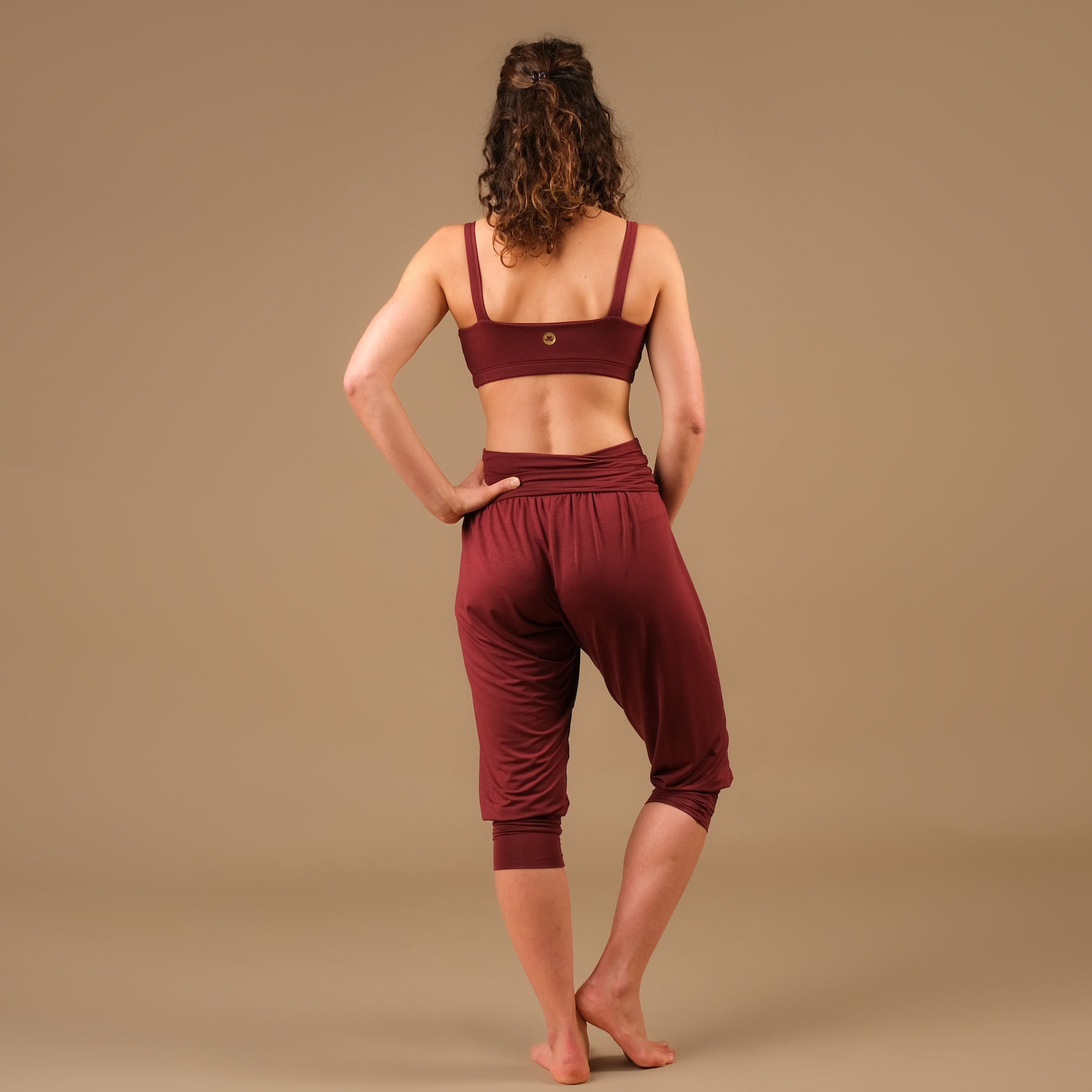 Nachhaltige lockere Yoga Hose Haremshose 3/4 Taj Mahal in der Schweiz hergestellt bordeaux