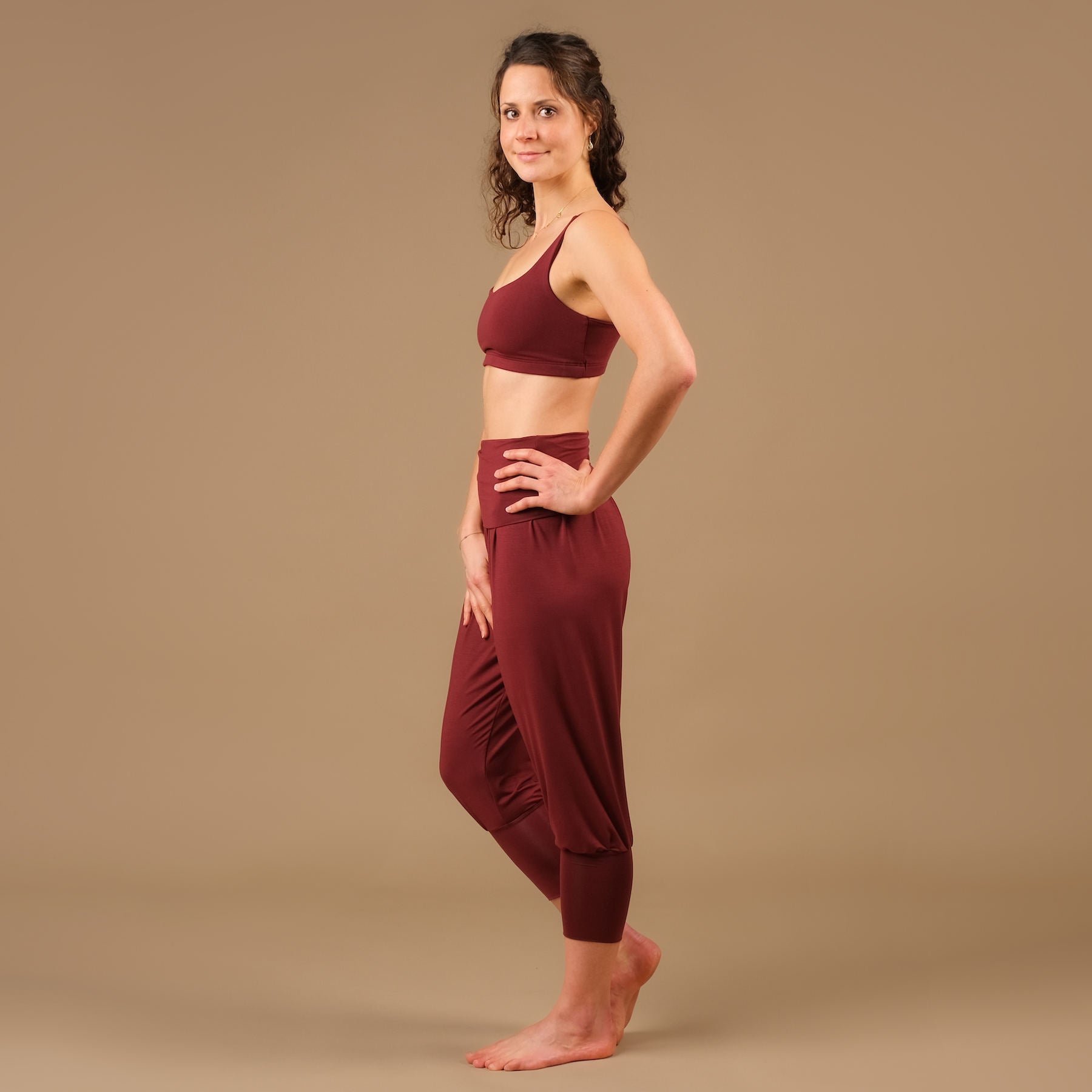 Nachhaltige lockere Yoga Hose Haremshose 3/4 Taj Mahal in der Schweiz hergestellt bordeaux