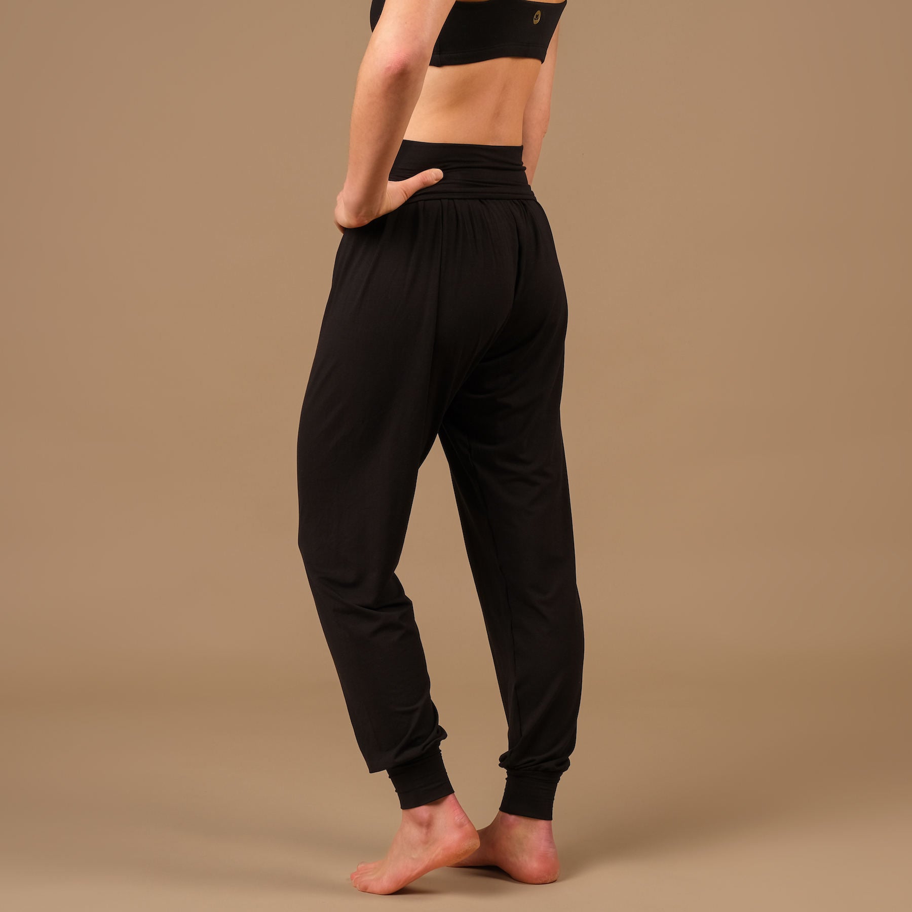 Yoga Haremshose Taj Mahal lang nachhaltig in der Schweiz hergestellt schwarz