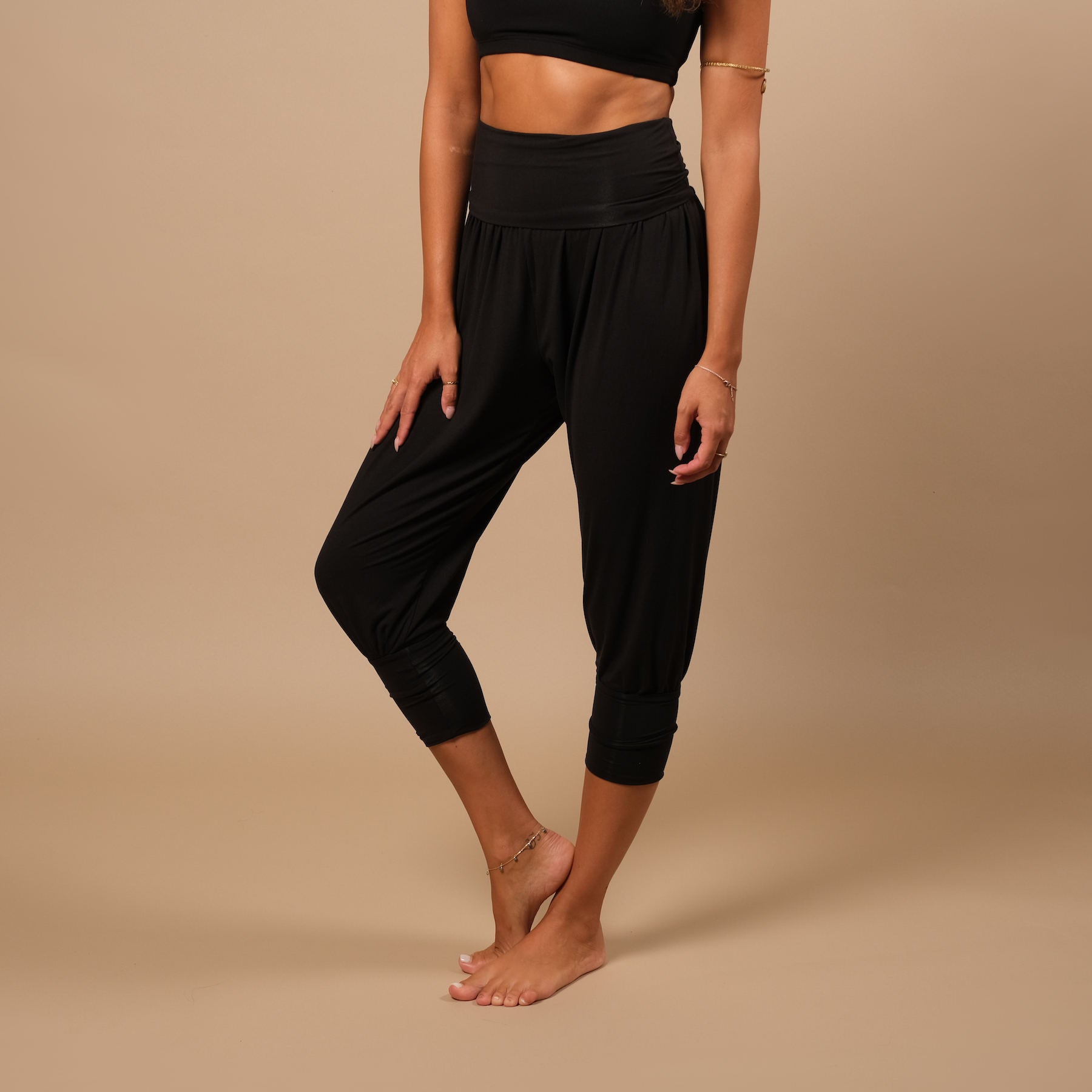 Nachhaltige lockere Yoga Hose Haremshose 3/4 Taj Mahal in der Schweiz hergestellt schwarz