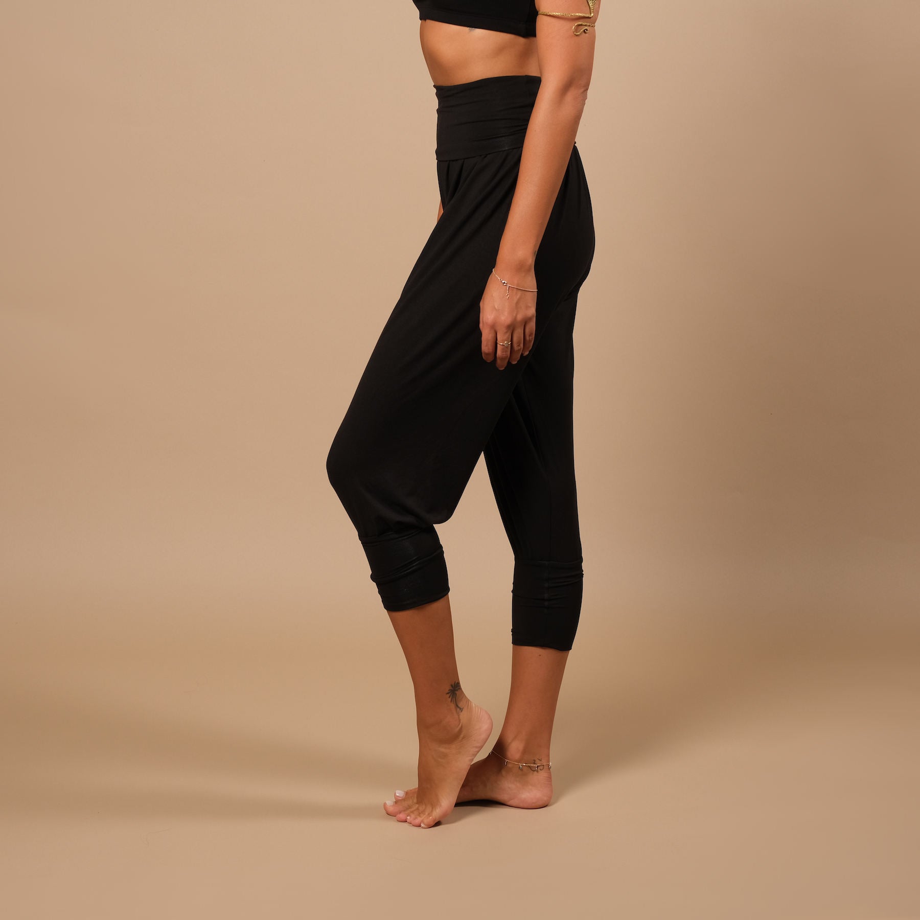 Nachhaltige lockere Yoga Hose Haremshose 3/4 Taj Mahal in der Schweiz hergestellt schwarz