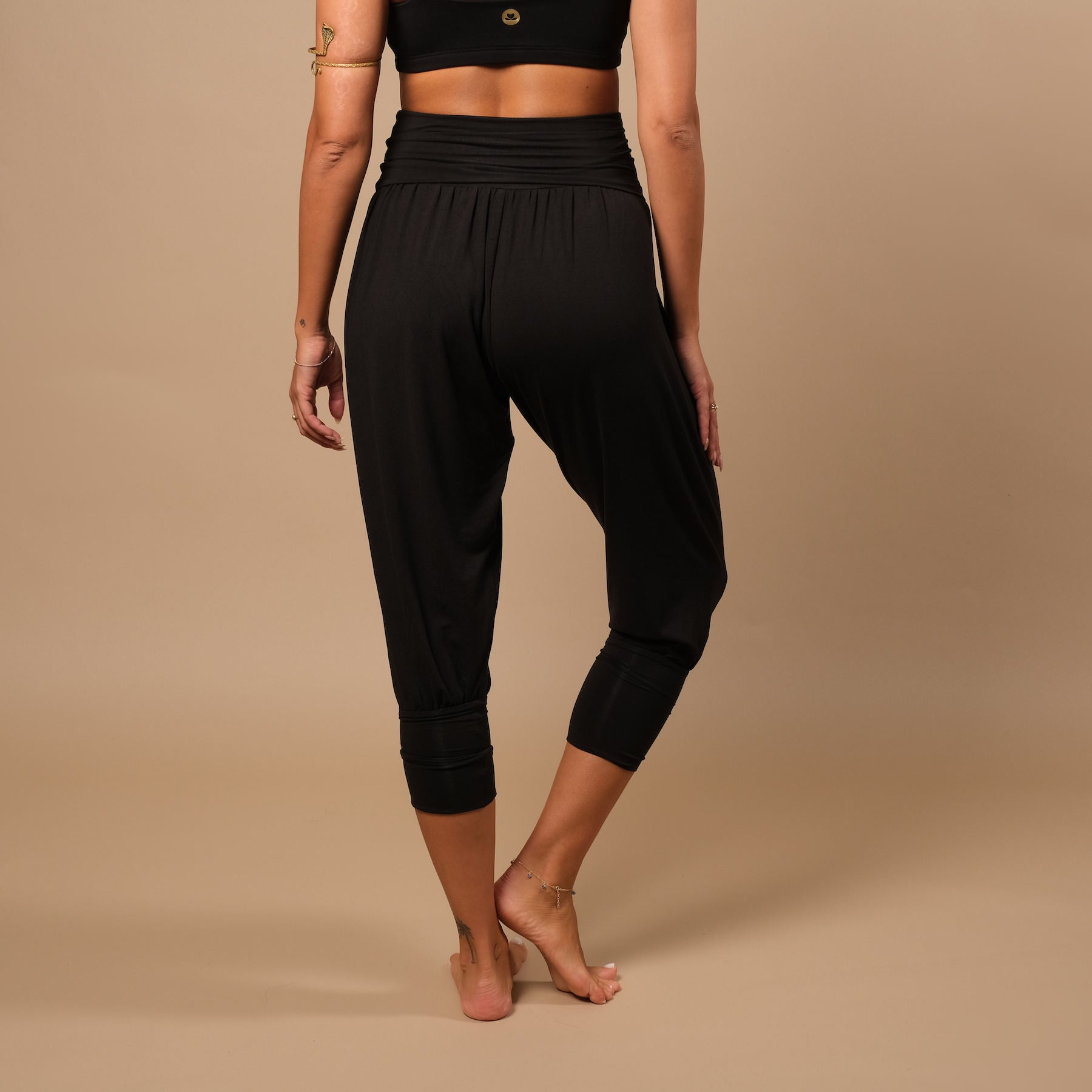 Nachhaltige lockere Yoga Hose Haremshose 3/4 Taj Mahal in der Schweiz hergestellt schwarz