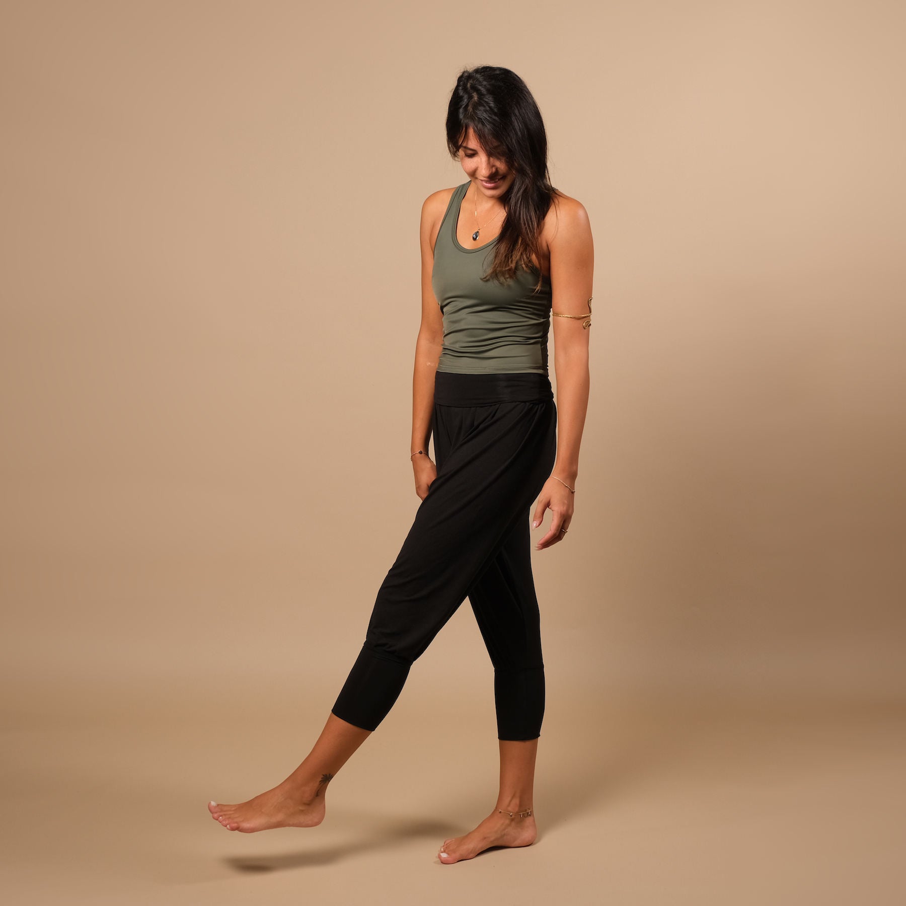 Nachhaltige lockere Yoga Hose Haremshose 3/4 Taj Mahal in der Schweiz hergestellt schwarz