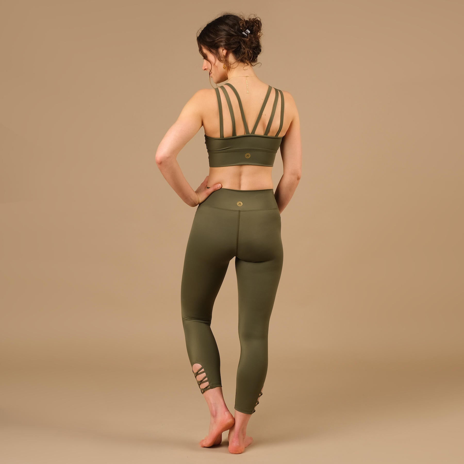 Yoga Leggings 7/8 Eco Mare in der Schweiz hergestellt aus recyceltem Econyl Stoff olive