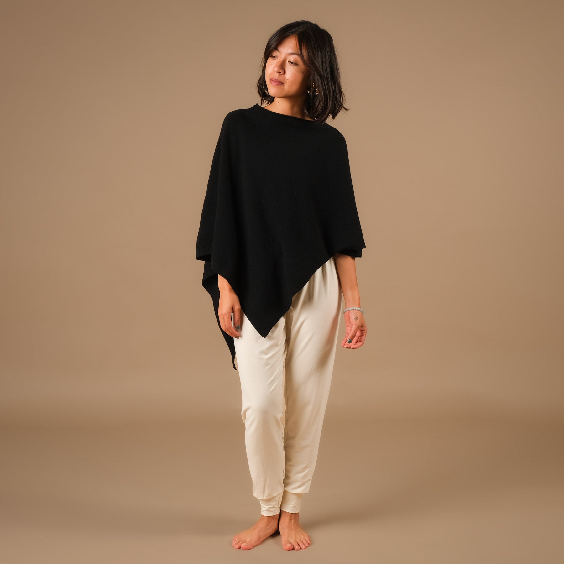 Nachhaltiger Kaschmir Poncho schwarz