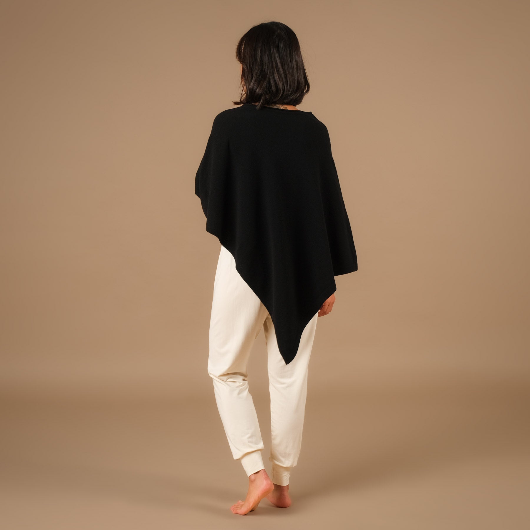 Nachhaltiger Kaschmir Poncho schwarz