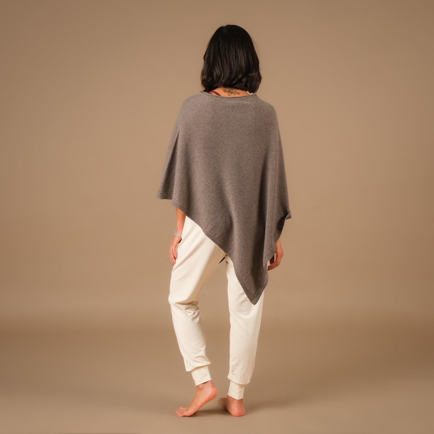 Nachhaltiger Kaschmir Poncho taupe