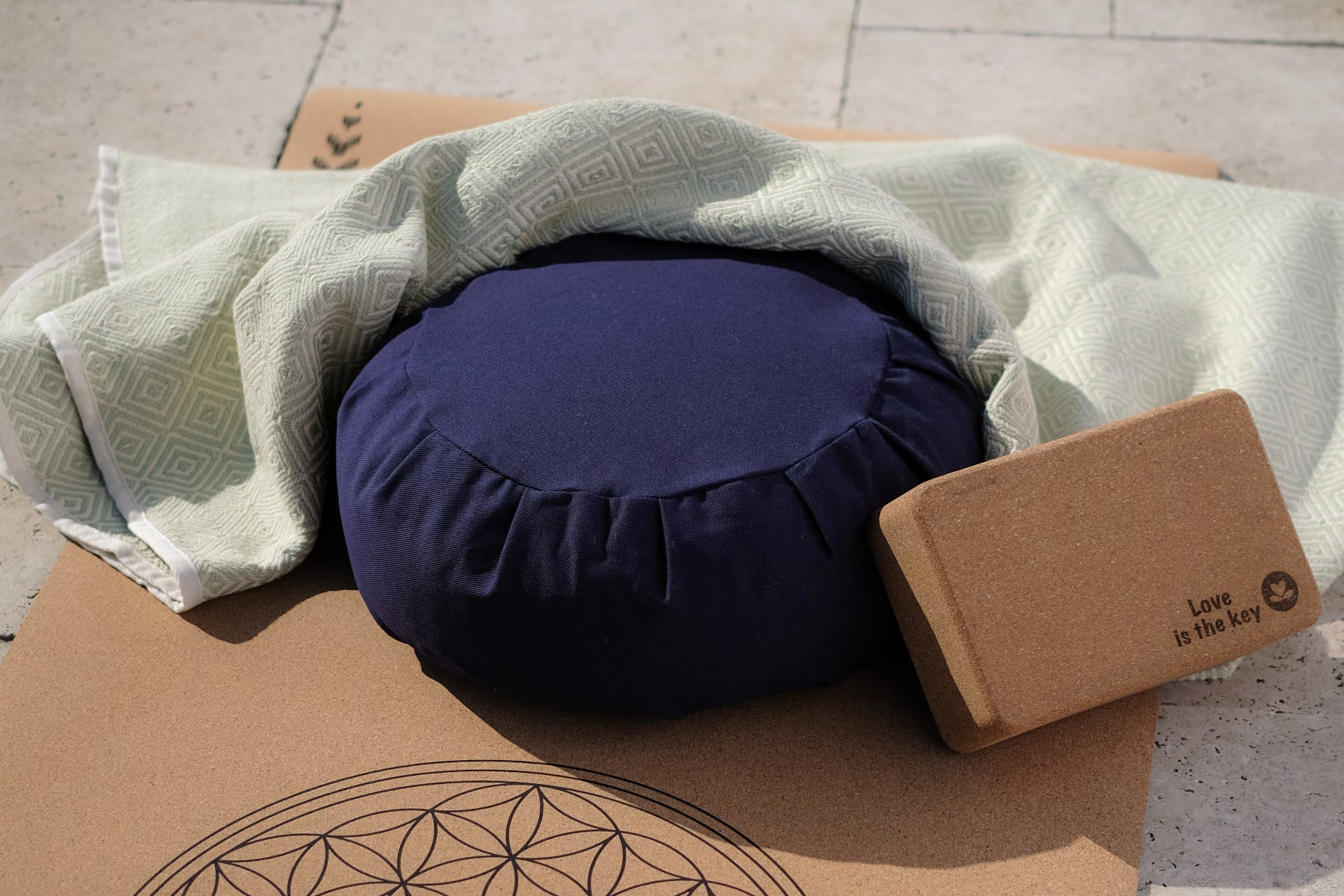 Wunderschöne Meditationskissen in Unifarbe, super komfortabel. Unsere Zafu Yoga Kissen werden liebevoll von Hand genäht und sind aus strapazierfähigem Baumwollstoff gefertigt.