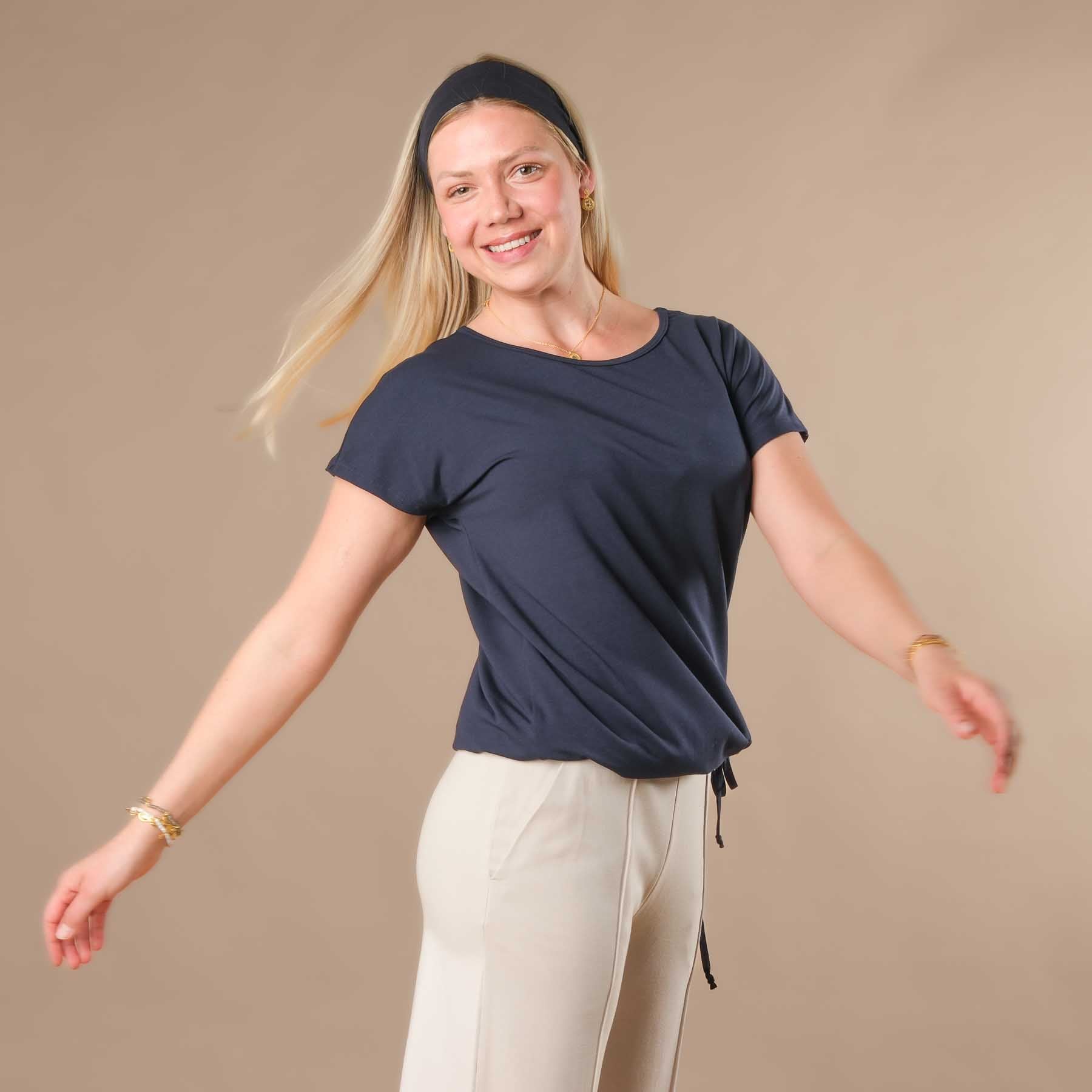 Maglietta da yoga con lacci e tessuto sostenibile, color blu navy, prodotta in Svizzera