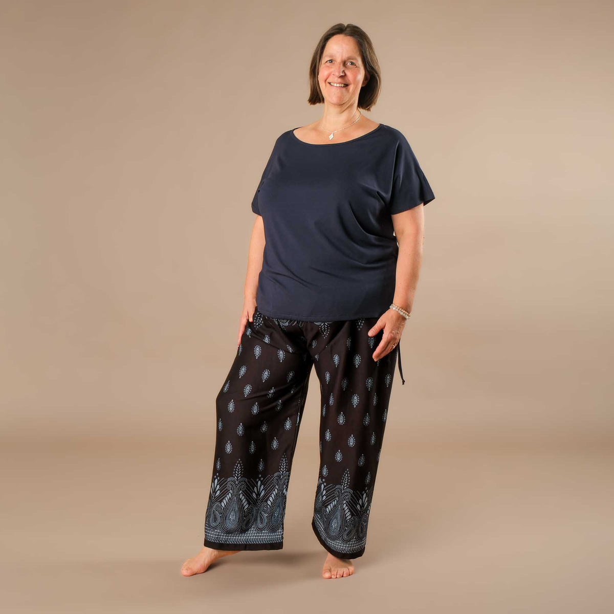 Maglietta da yoga con lacci e tessuto sostenibile, color blu navy, prodotta in Svizzera