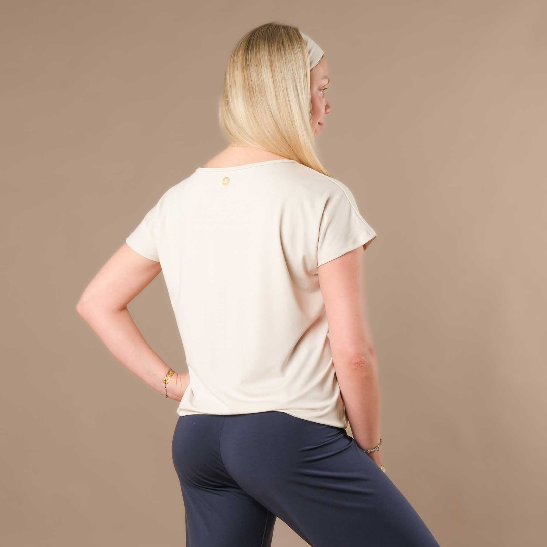 Maglietta da yoga con lacci e tessuto sostenibile, color sabbia, prodotta in Svizzera