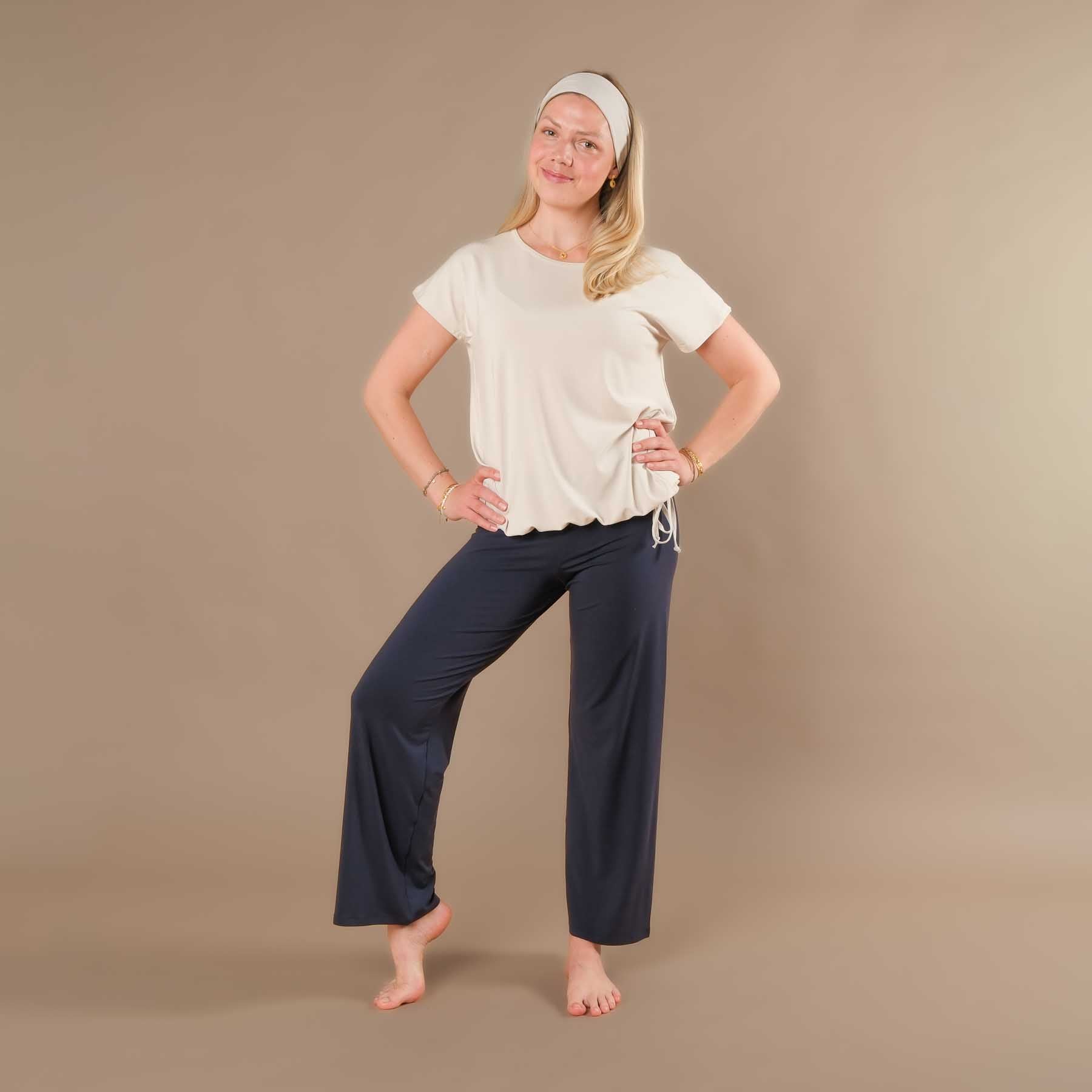 Maglietta da yoga con lacci e tessuto sostenibile, color sabbia, prodotta in Svizzera