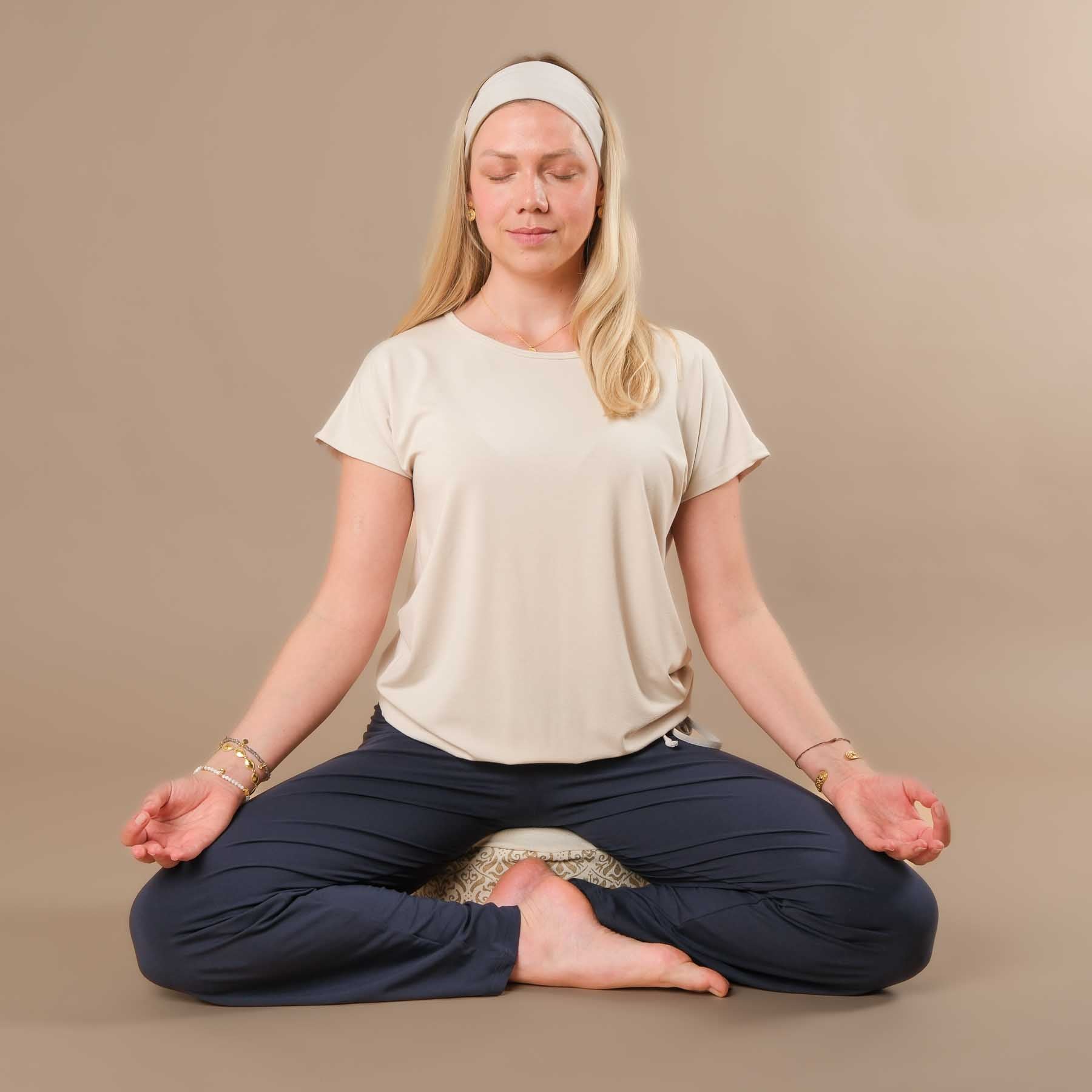 Maglietta da yoga con lacci e tessuto sostenibile, color sabbia, prodotta in Svizzera