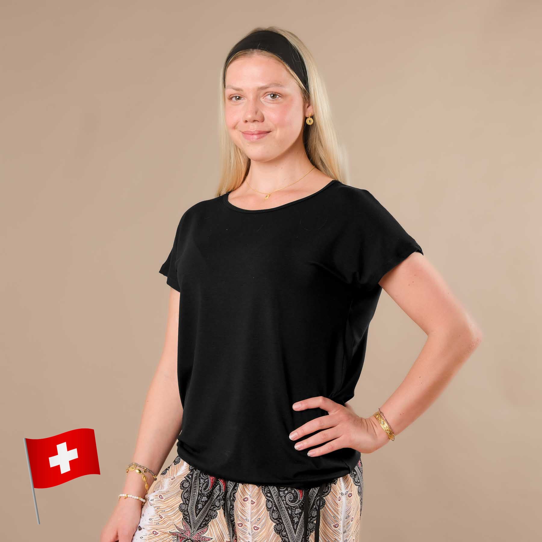 Maglietta da yoga prodotta in Svizzera con lacci e tessuto sostenibile, colore nero