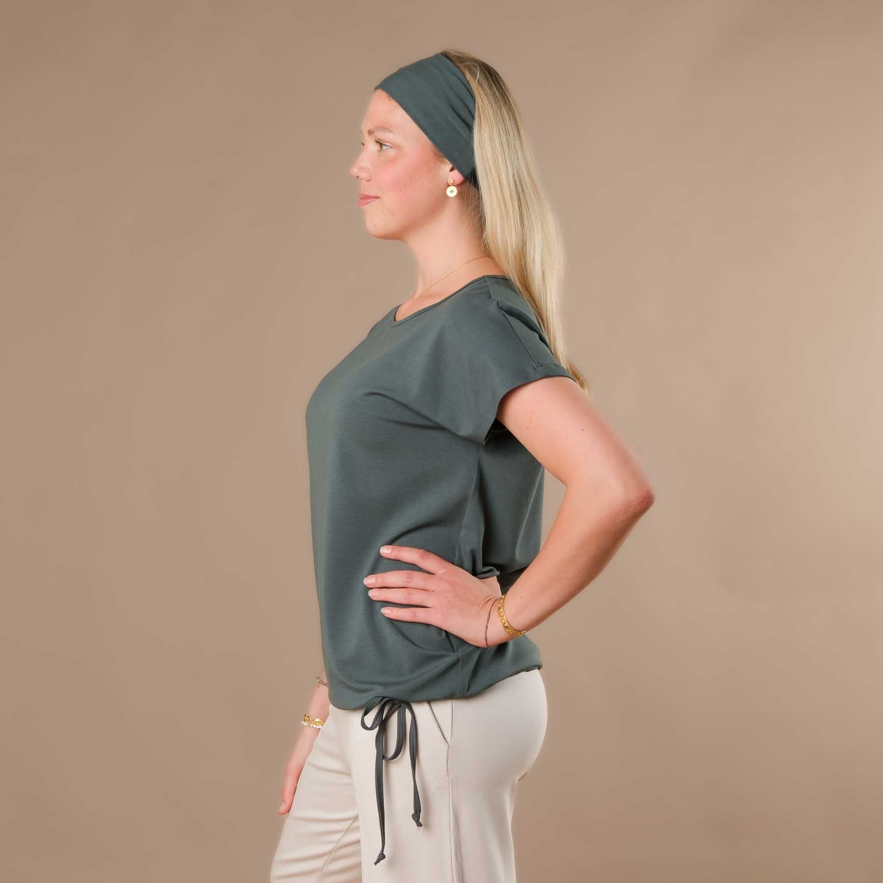 Maglietta da yoga con lacci, realizzata in tessuto sostenibile e prodotta in Svizzera, colore smeraldo