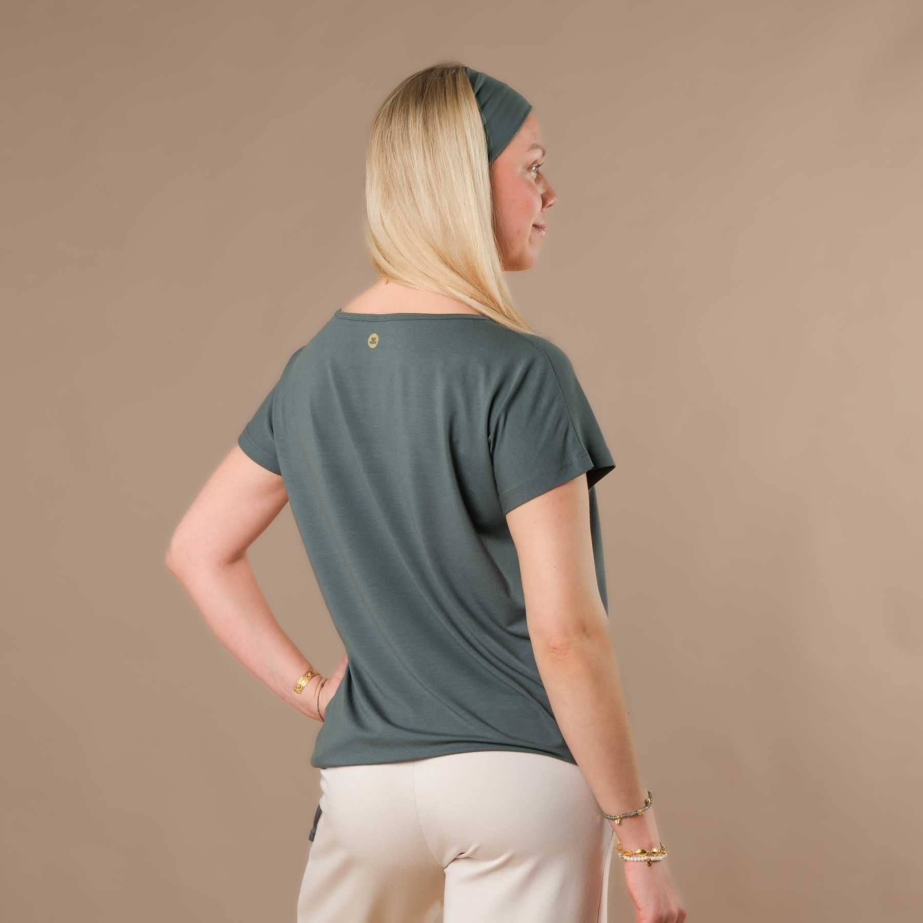 Maglietta da yoga con lacci, realizzata in tessuto sostenibile e prodotta in Svizzera, colore smeraldo