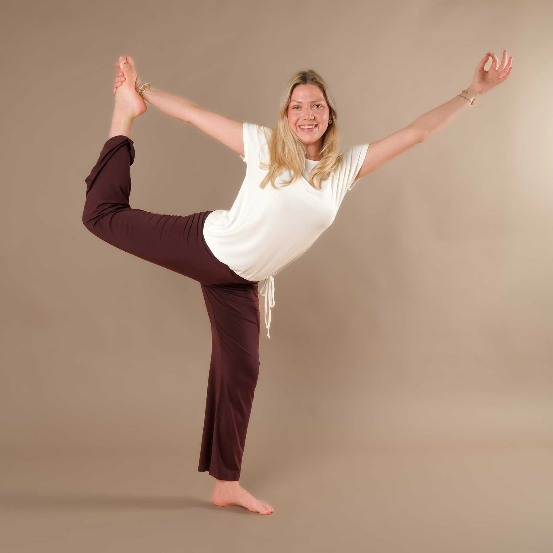 Maglietta da yoga prodotta in Svizzera con lacci e tessuto sostenibile, colore bianco