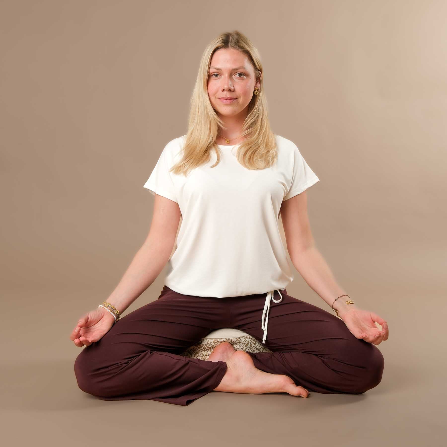 Maglietta da yoga prodotta in Svizzera con lacci e tessuto sostenibile, colore bianco