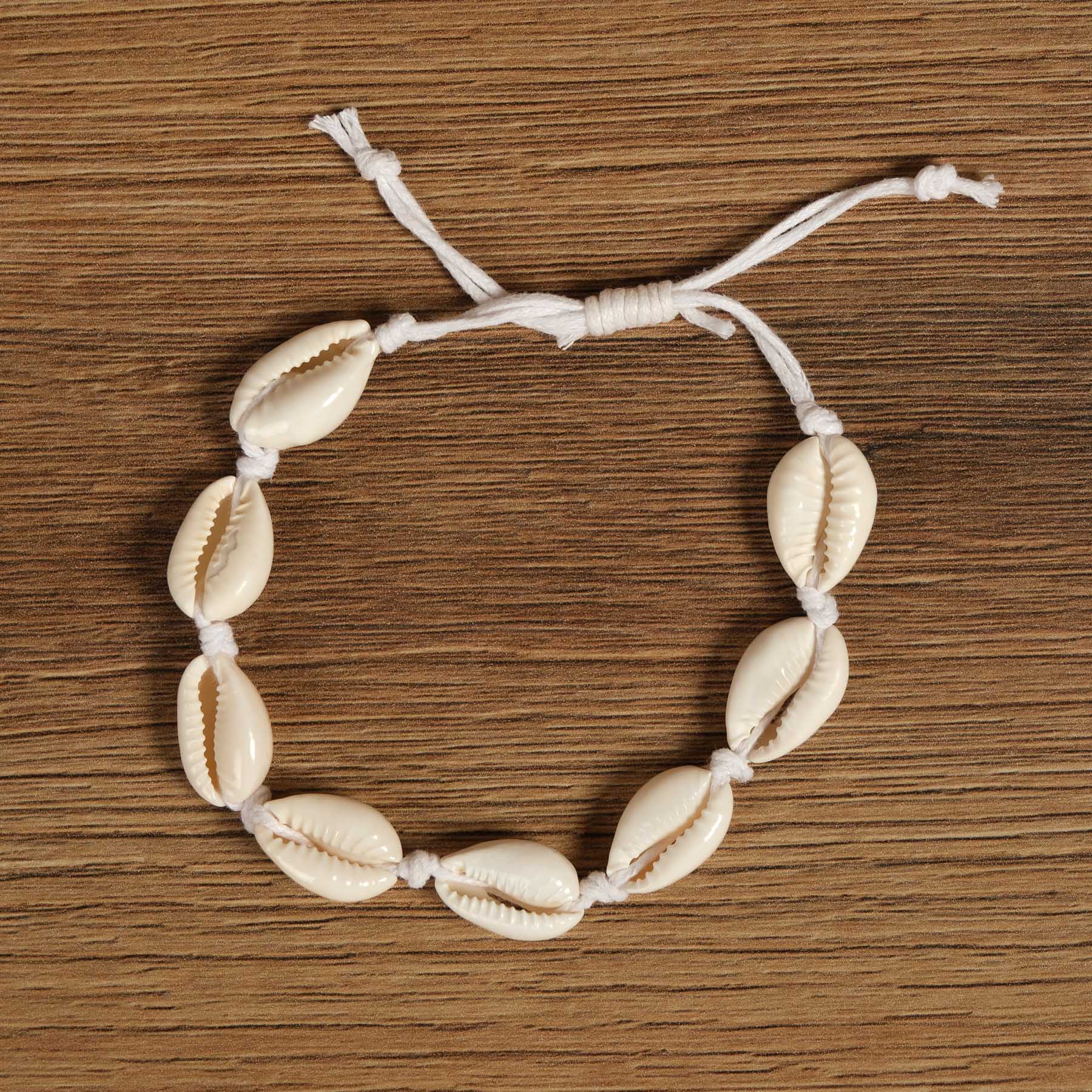 Armband aus Kauri Muscheln weiss