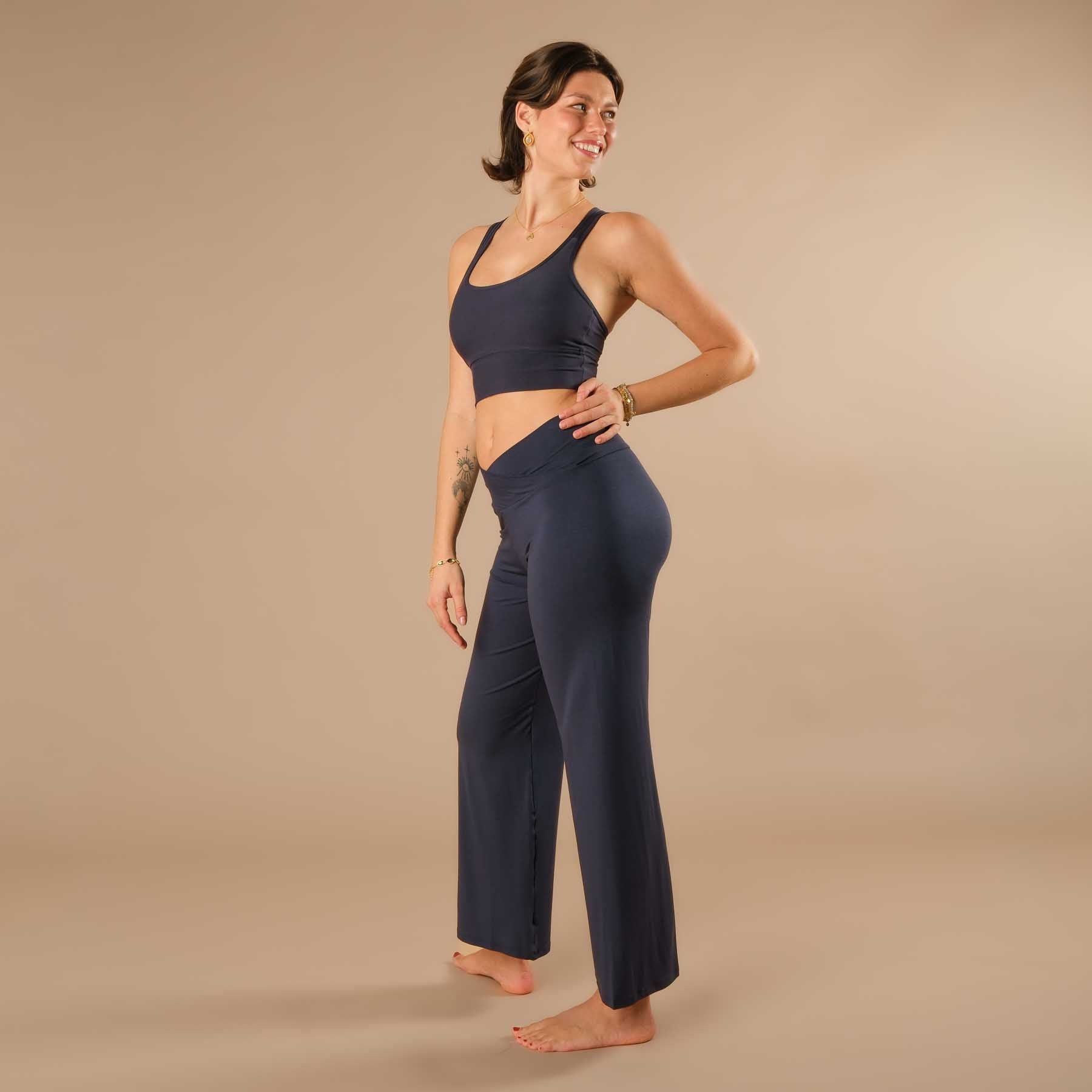 Brassière croisée courte pour le yoga, bleu marine, incroyablement confortable et ultra douce sur la peau