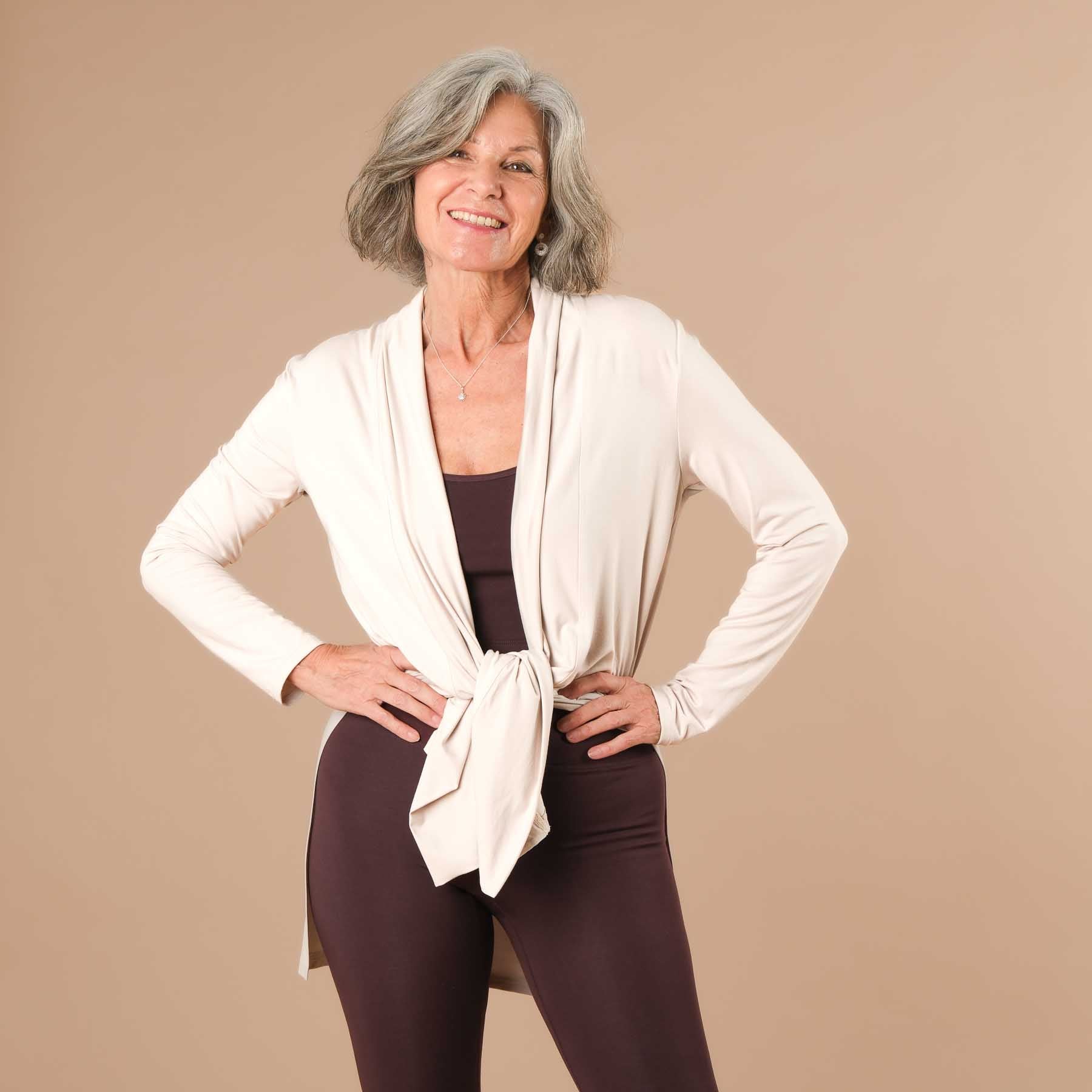 Comfy Yoga Cardigan in der Schweiz hergestellt sand