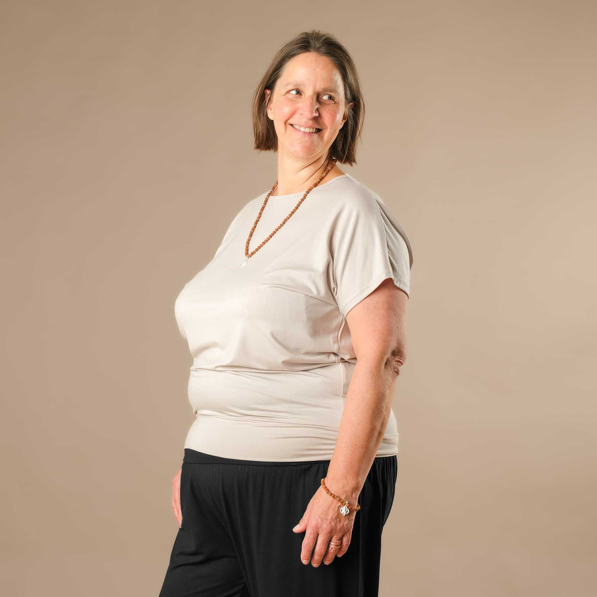 Camicia da yoga Comoda manica corta realizzata in modo sostenibile in Svizzera sabbia