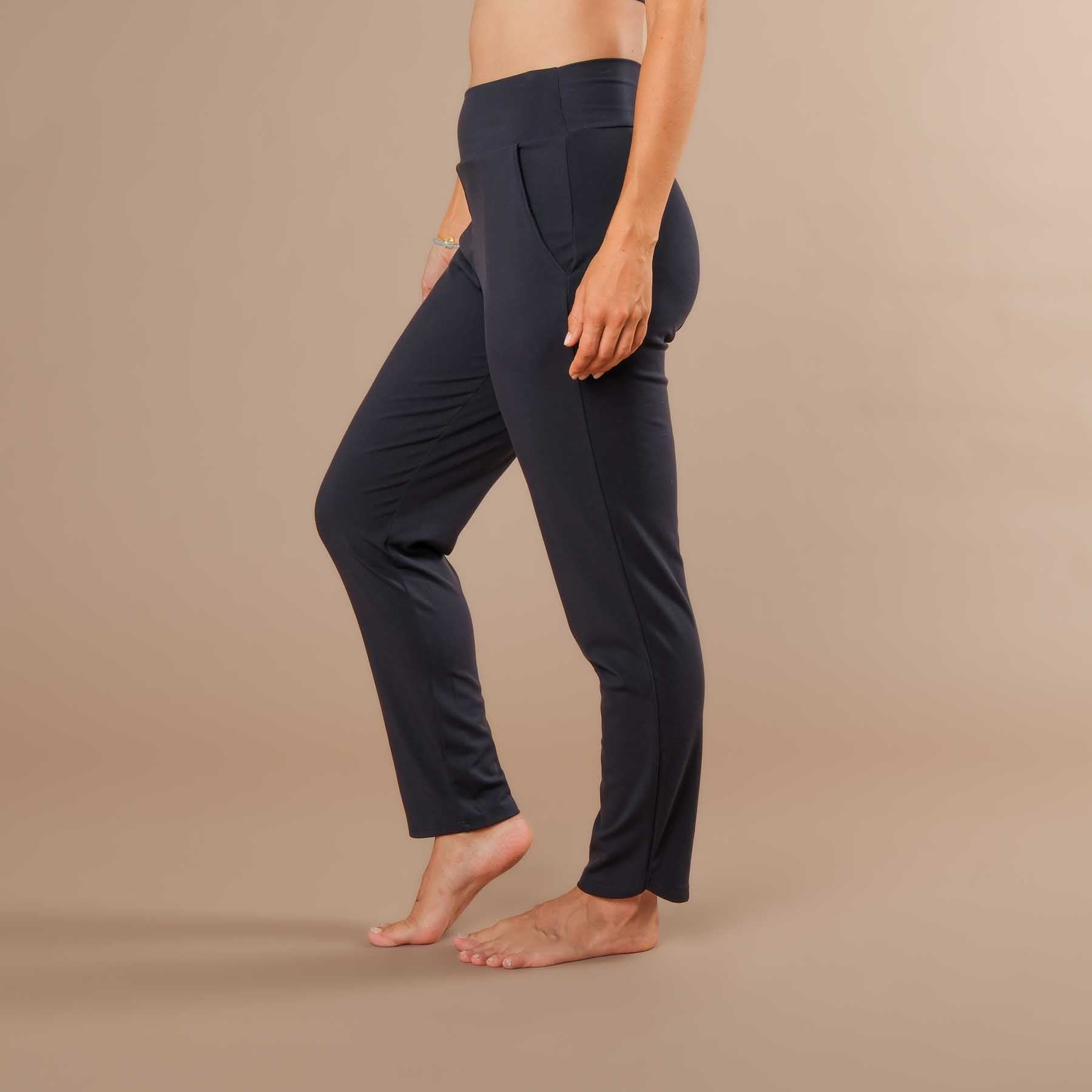 Pantalon pour femme « Comfy Elegance » : pantalon de yoga et de voyage, fabriqué en Suisse, bleu marine