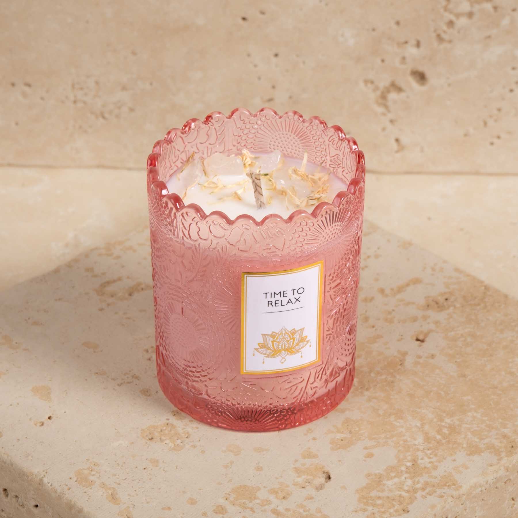 Duftkerze im Glas Indian Jasmin mit Edelsteinen Bergkristall und Blumenblüten rosa