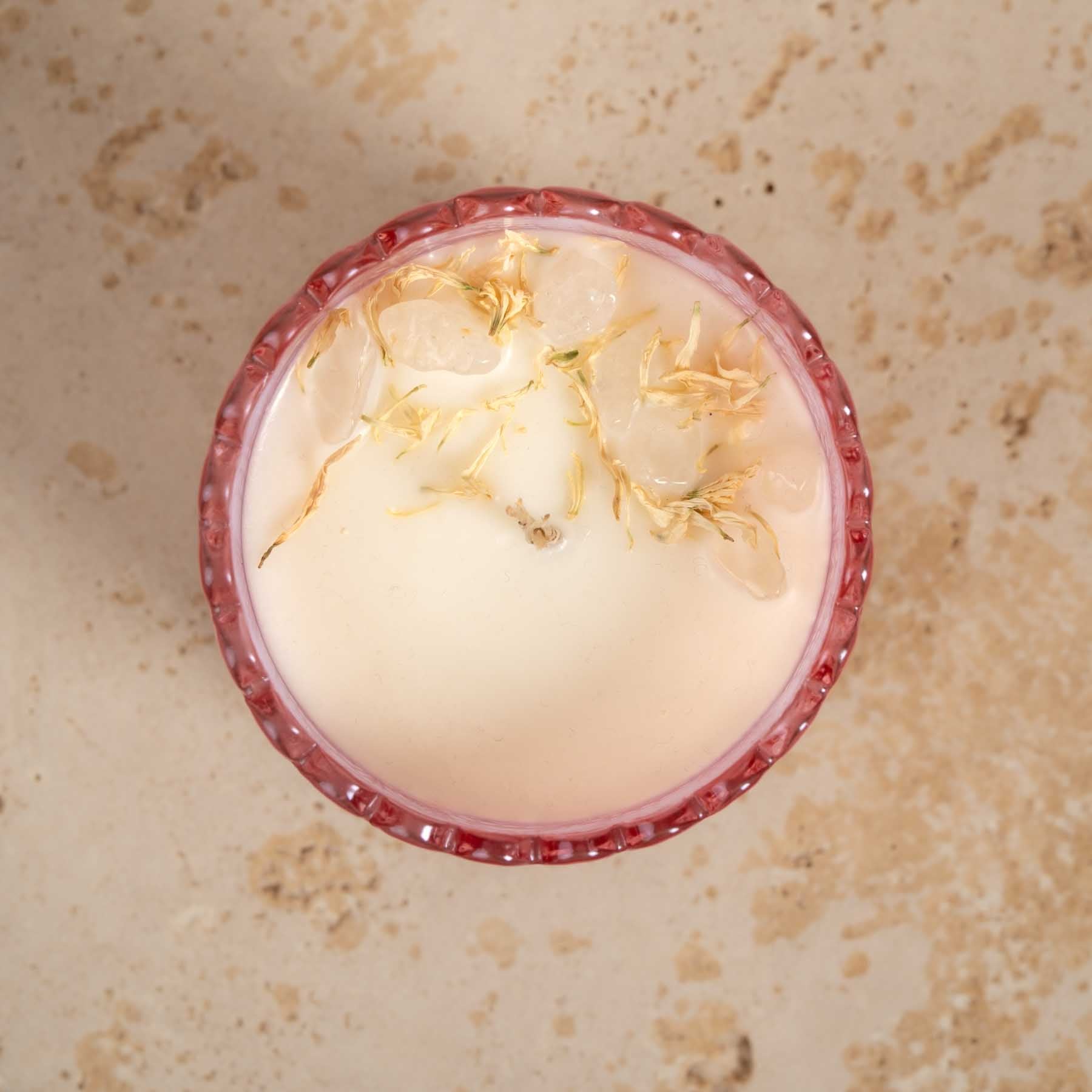 Duftkerze im Glas Indian Jasmin mit Edelsteinen Bergkristall und Blumenblüten rosa