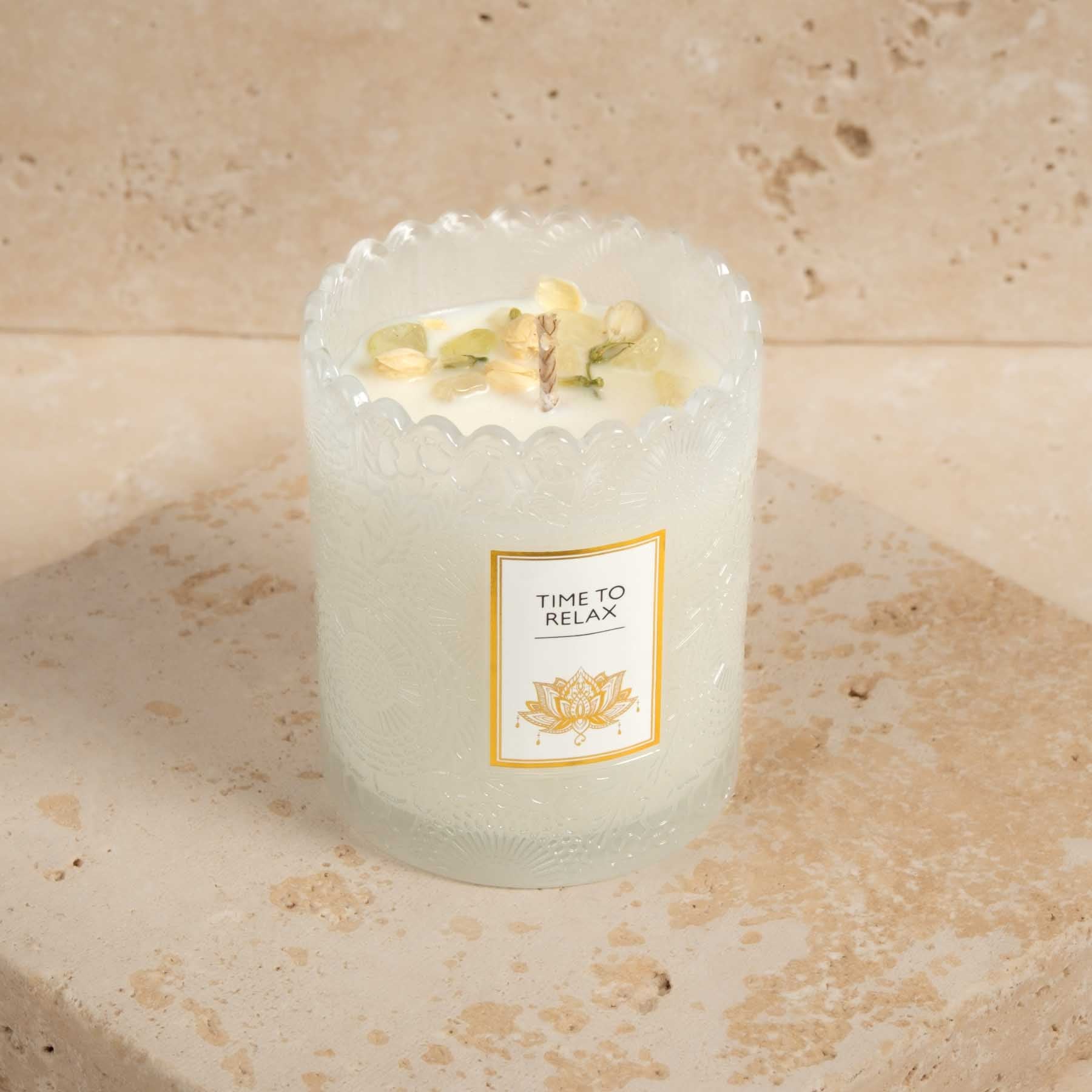 Duftkerze Milk & Honey im Glas mit Edelsteinen und Blütenblättern weiss