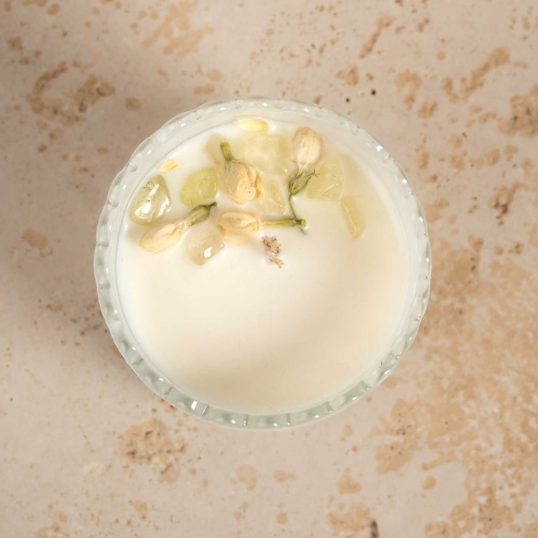 Duftkerze Milk & Honey im Glas mit Edelsteinen und Blütenblättern weiss