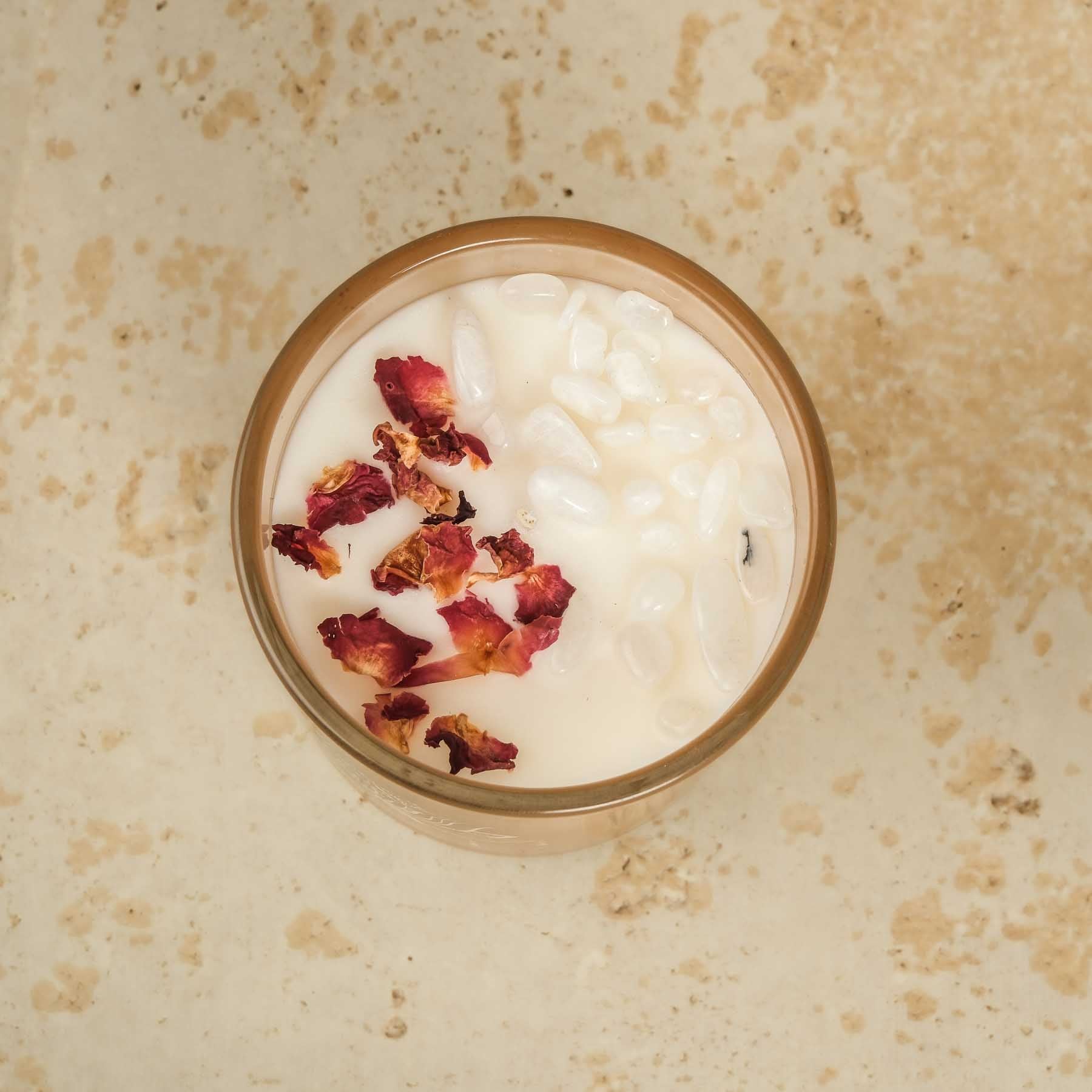 Duftkerze Sandelholz mit Edelsteinen und Blüten aus Sojawachs, vegan, Farbe sand
