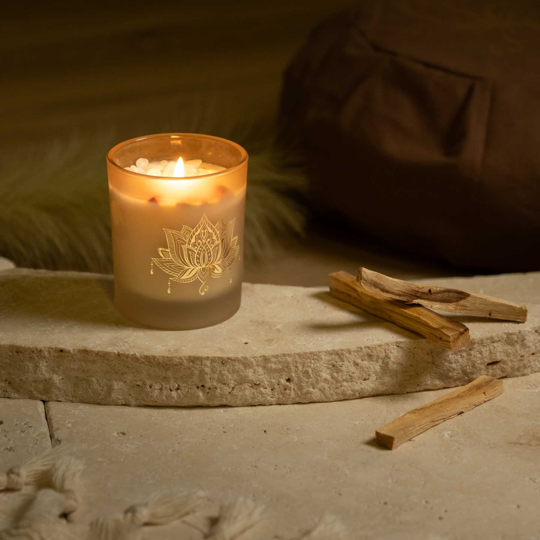 Duftkerze Sandelholz mit Edelsteinen und Blüten aus Sojawachs, vegan, Farbe sand