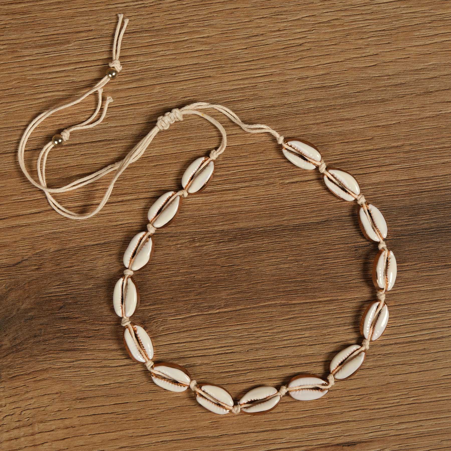 Halskette aus Kauri Muscheln golden eingefasst