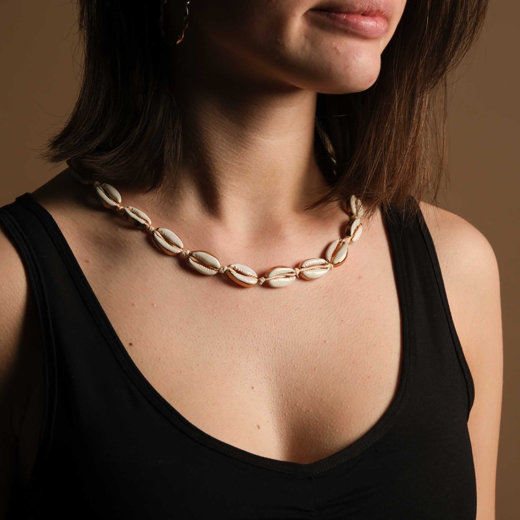 Halskette aus Kauri Muscheln golden eingefasst