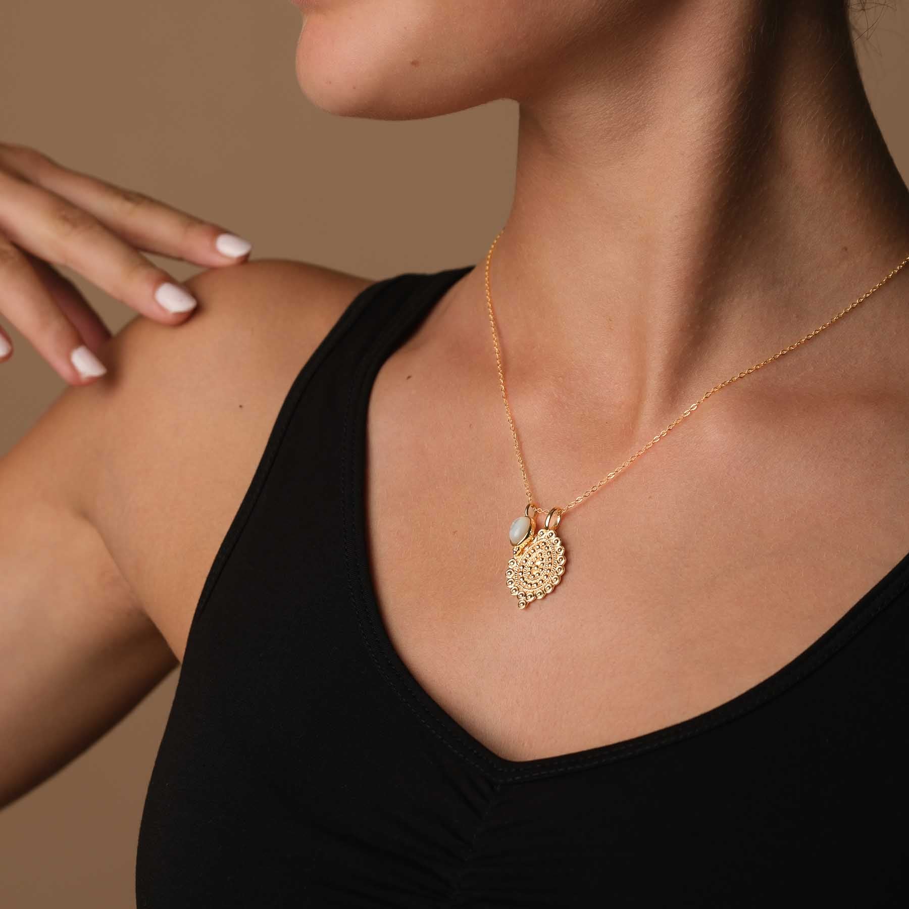 Halskette India mit Ornament und Perlmutt gold