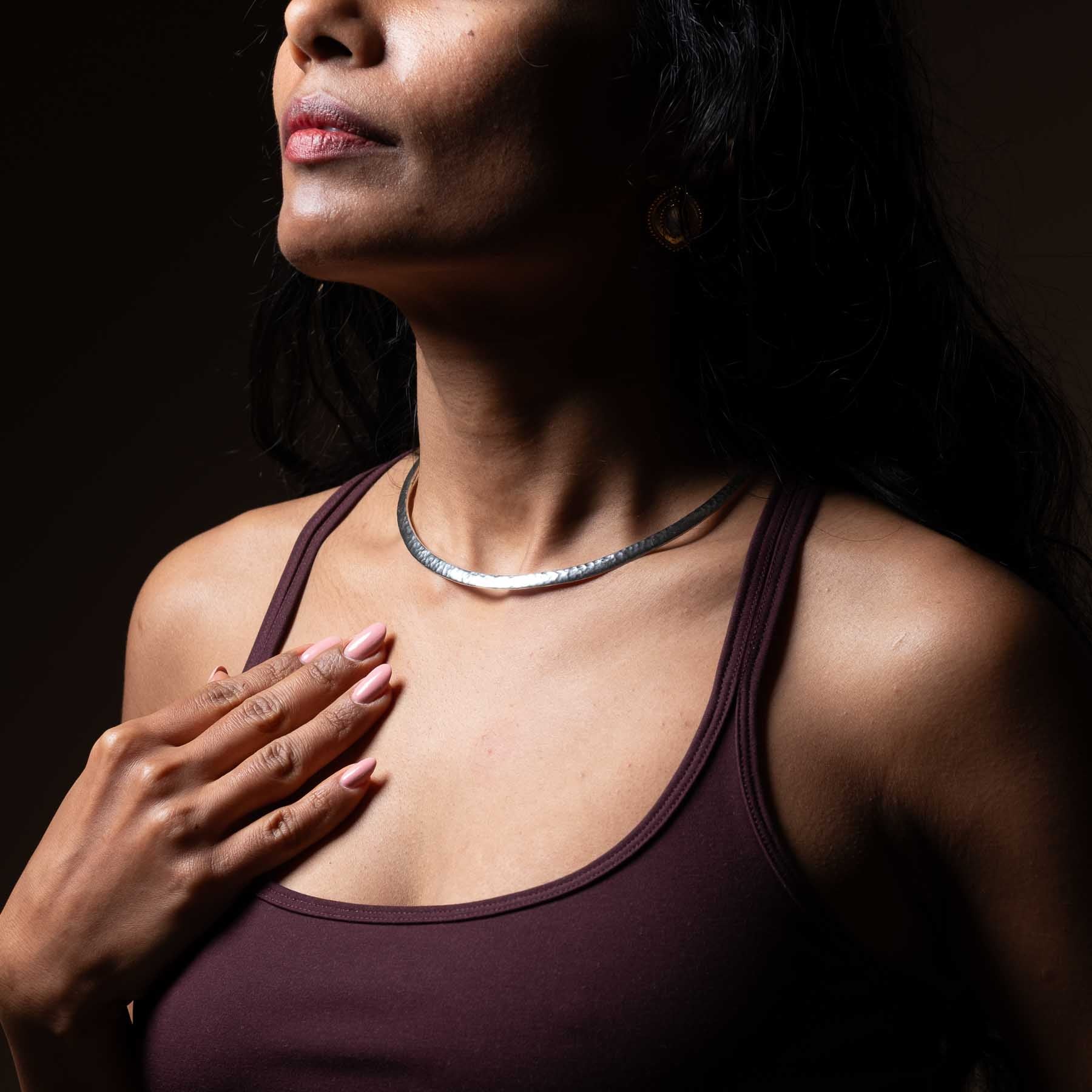 Collier ras-du-cou argenté