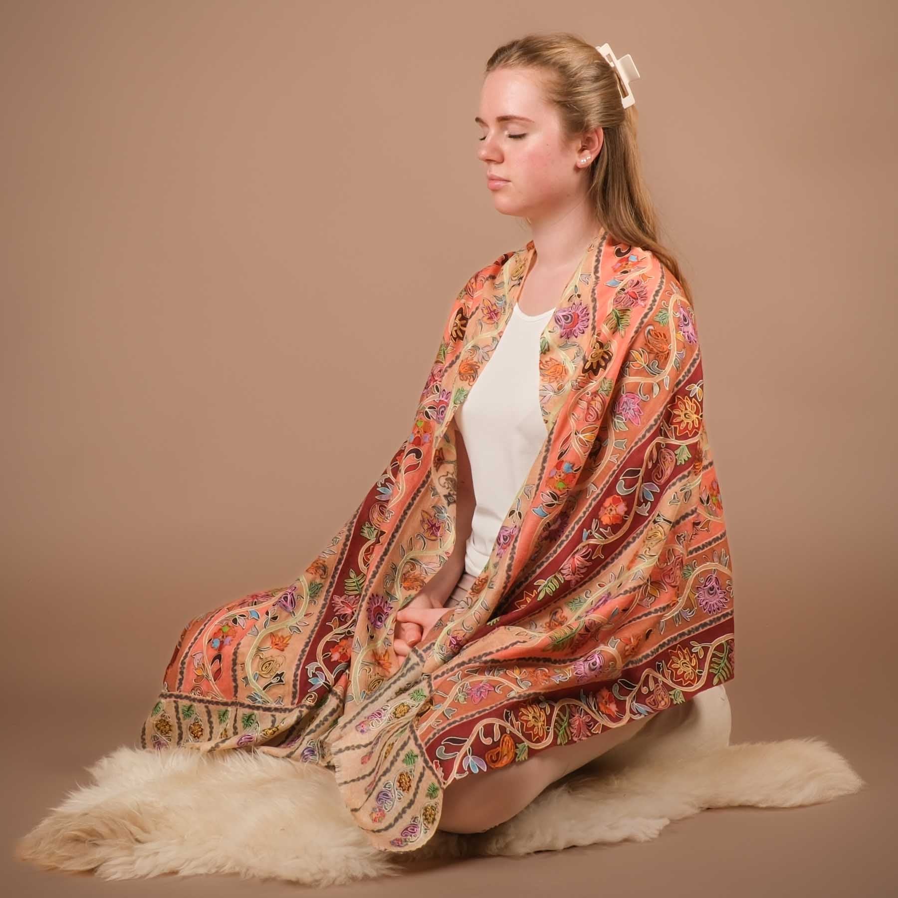 Meditationstuch Schal aus Feinwolle und seide Blumenranke